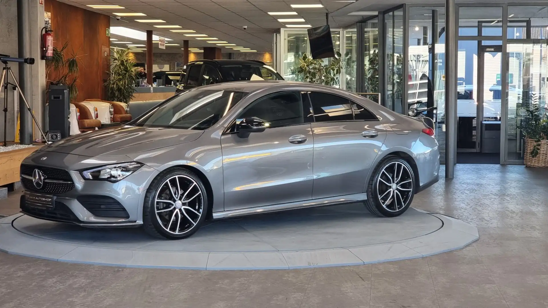 Mercedes-Benz CLA 180 d AMG-Paket Aut. *Navi*Kamera*17Zoll*1 Hand Grau - 2