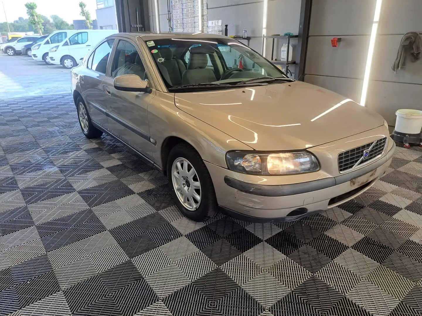 Volvo S60 2.4d 203000km manueel Gris - 1