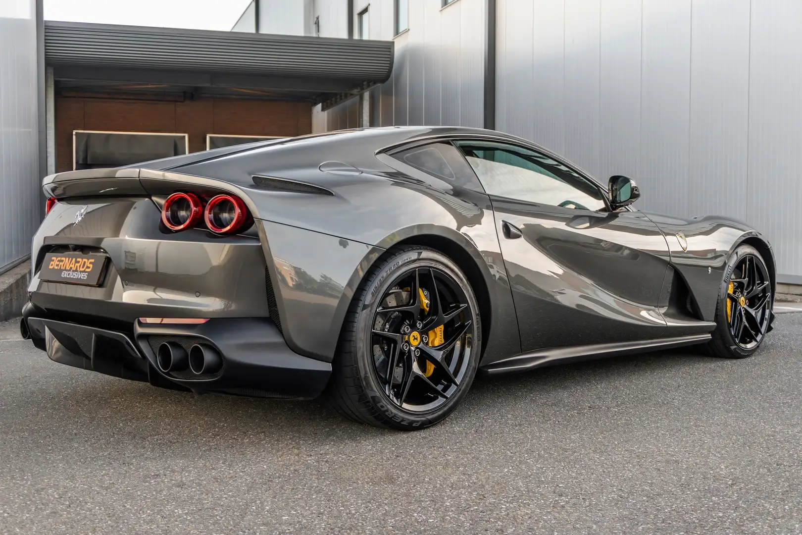 Ferrari 812 Superfast - Grigio Silverstone - Carbon LED Grijs - 2