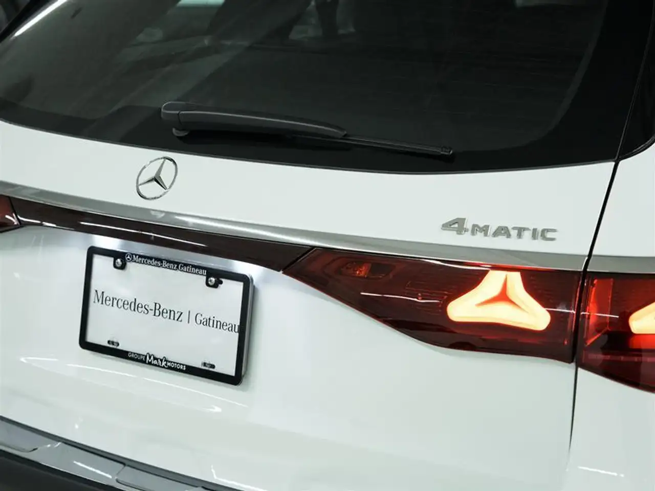 Mercedes-Benz E-Class снимка Mercedes-Benz E-Class