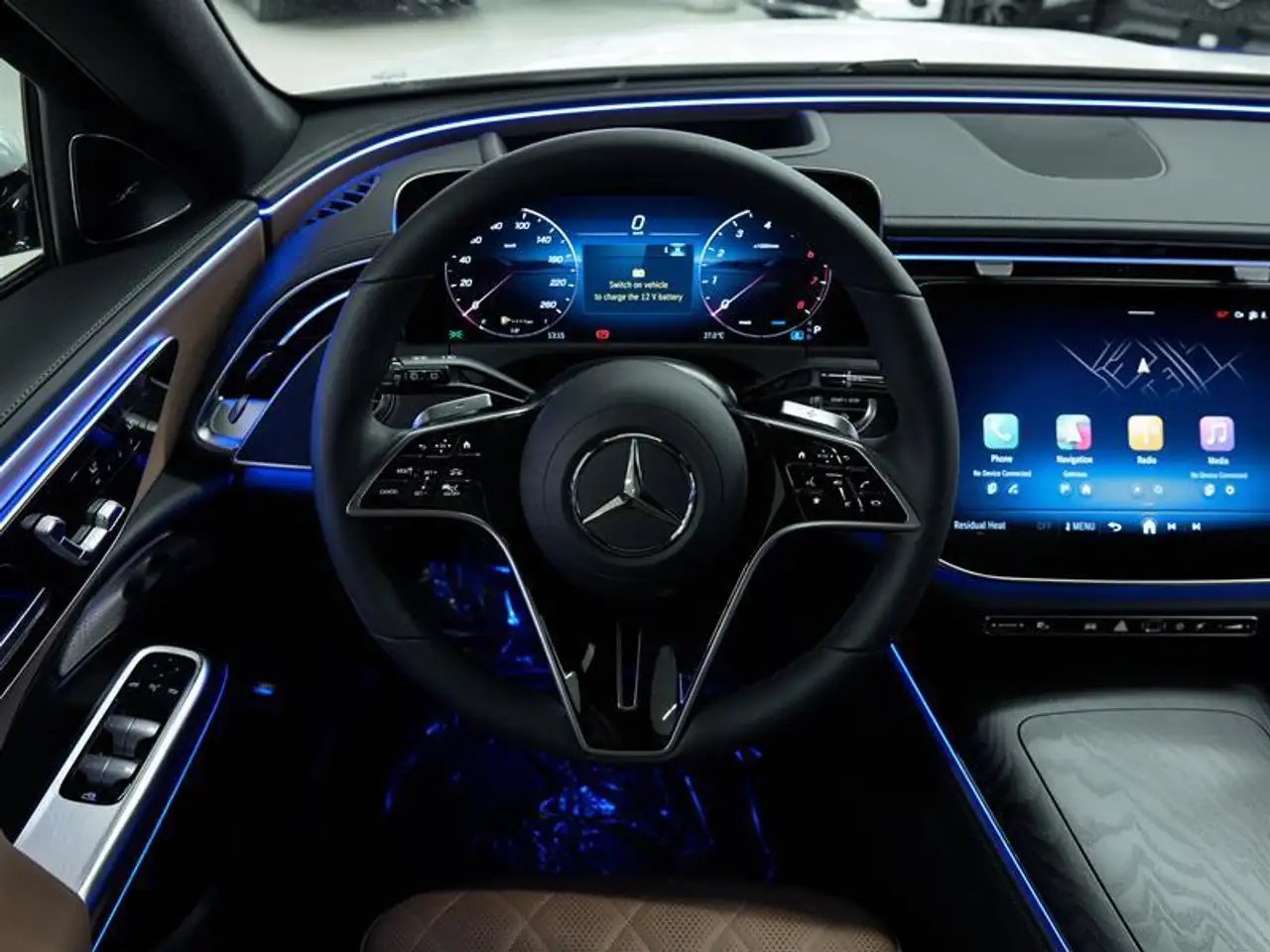 Mercedes-Benz E-Class снимка Mercedes-Benz E-Class