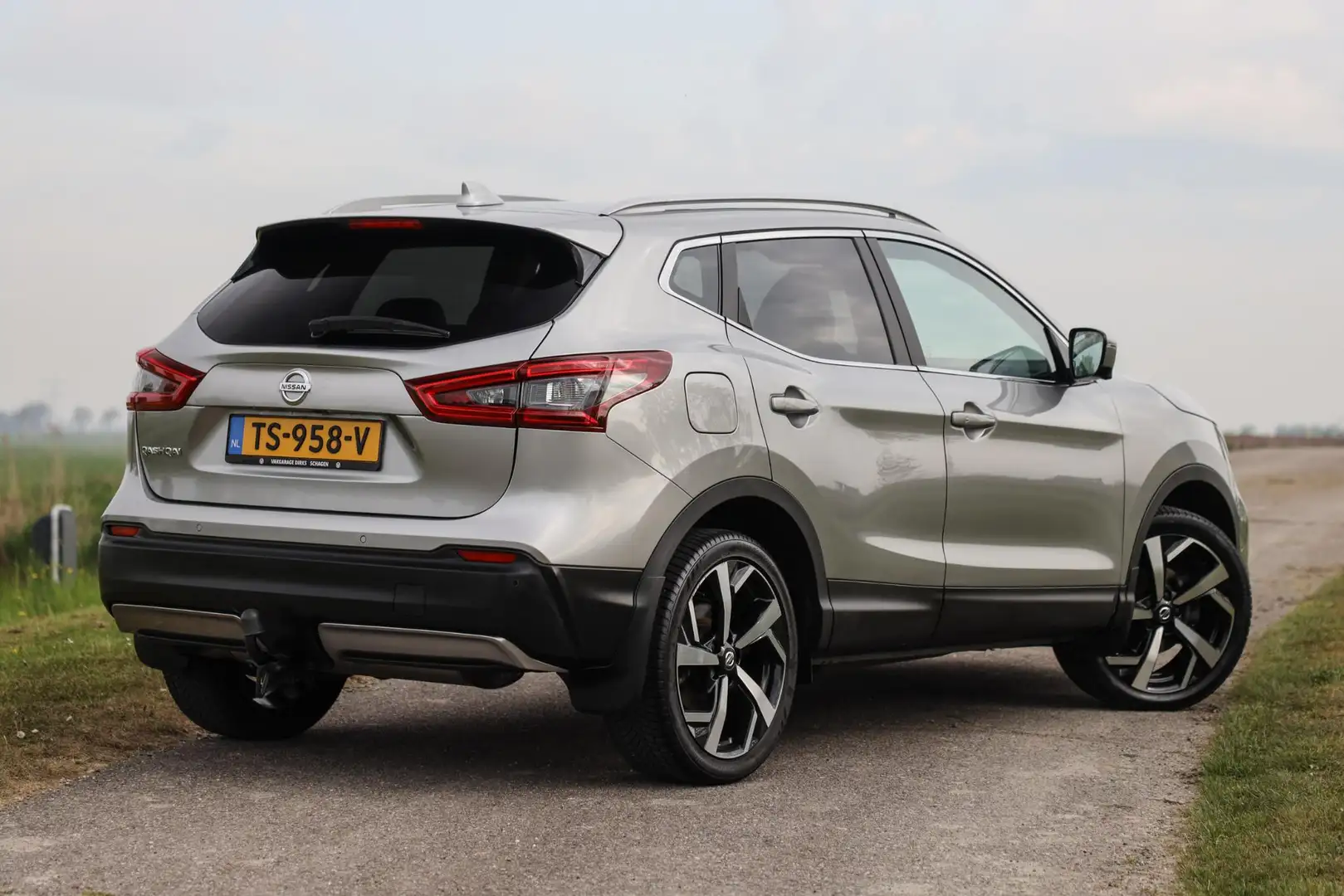 Nissan Qashqai 1.2 Tekna Aut. ✅ LED ✅ Pano ✅ Trekhaak Grijs - 2
