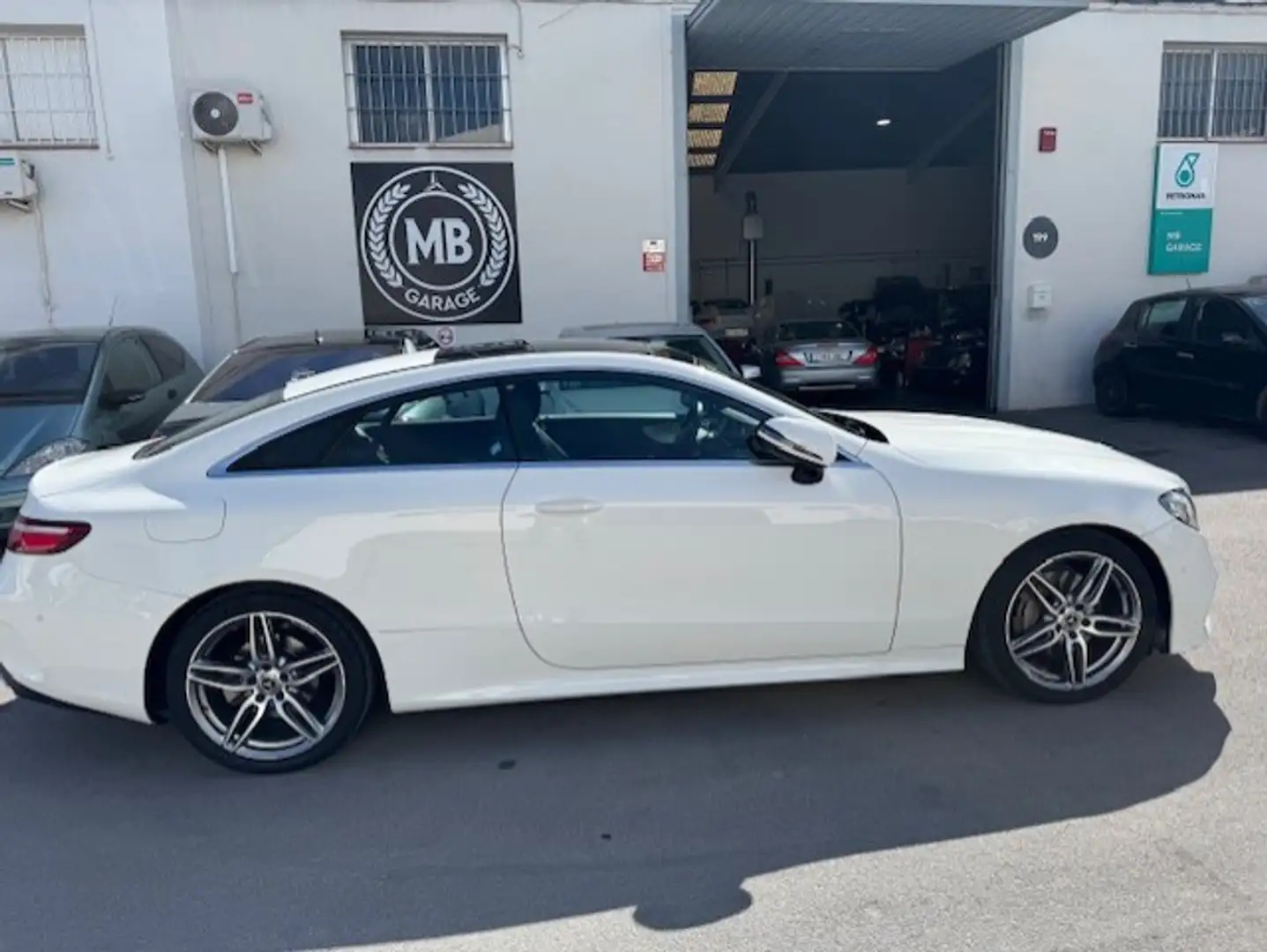 Mercedes-Benz E 220 Coupé 220d 9G-Tronic Wit - 1