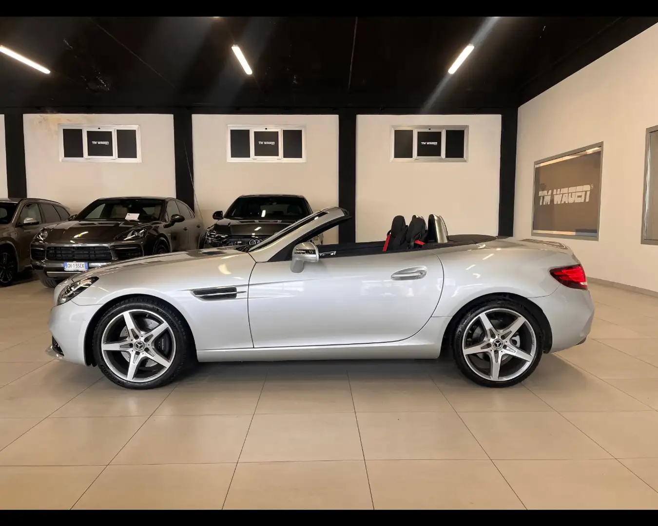 Mercedes-Benz SLC 180 AMG line Grau - 2