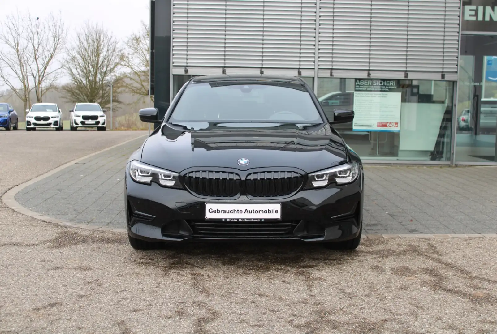 BMW 320 i Limo Advantage Navi LED LIVE Tempomat SH Schwarz - 2