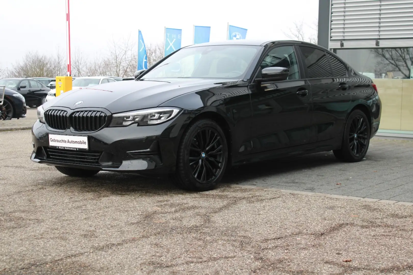 BMW 320 i Limo Advantage Navi LED LIVE Tempomat SH Schwarz - 1