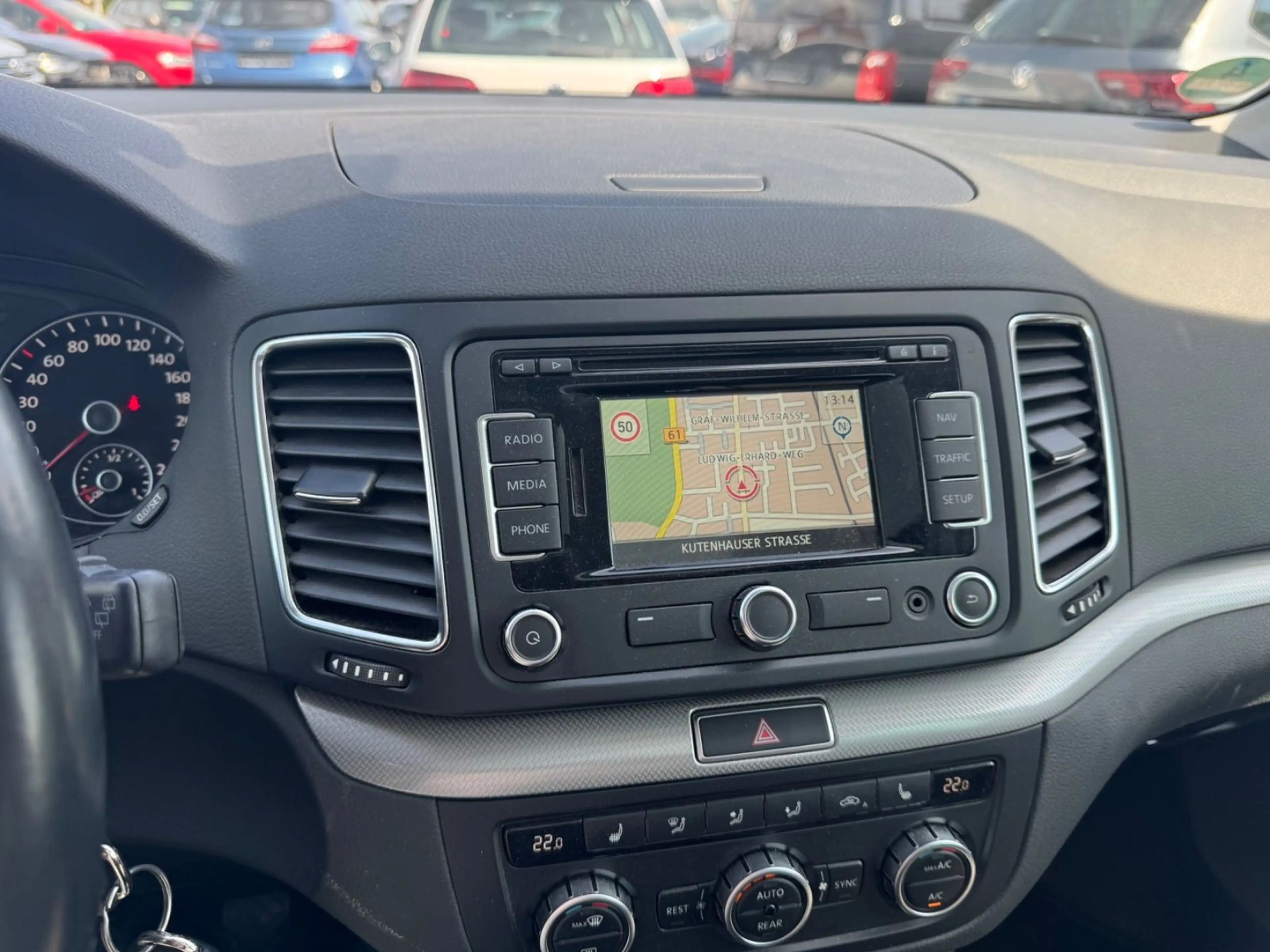 Volkswagen Sharan Match PDC PanoMFL NAVI KLIMA SHZ TEMP AHK — photo 13