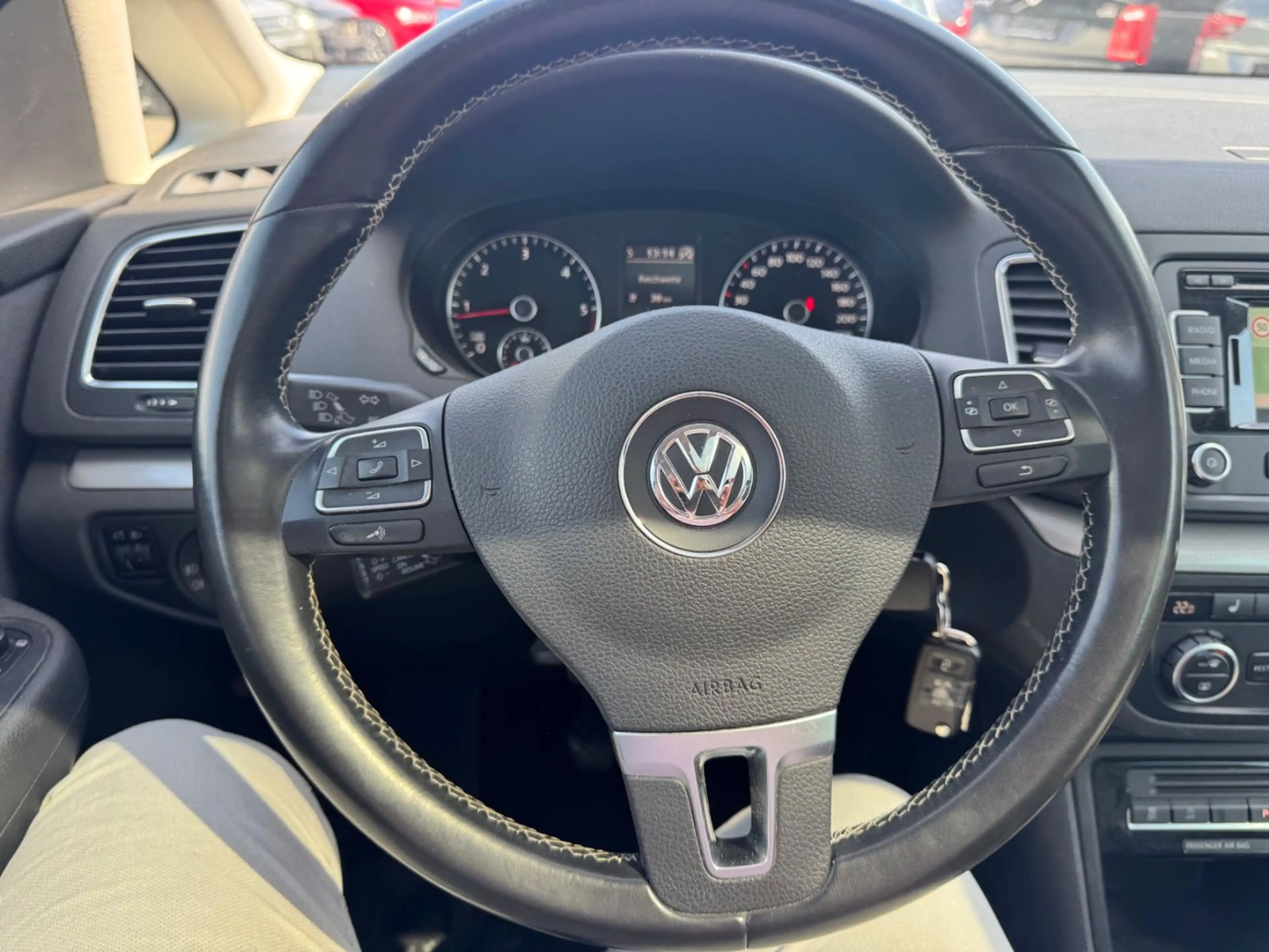 Volkswagen Sharan Match PDC PanoMFL NAVI KLIMA SHZ TEMP AHK — photo 12