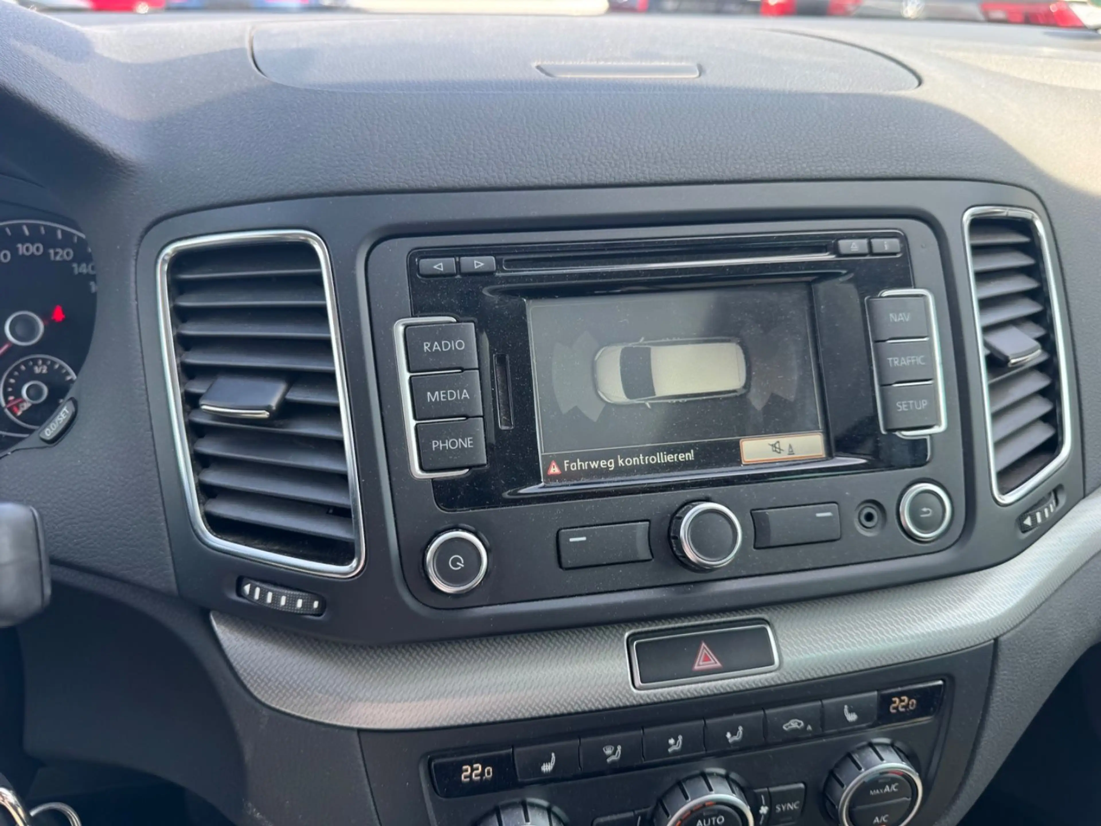 Volkswagen Sharan Match PDC PanoMFL NAVI KLIMA SHZ TEMP AHK — photo 14