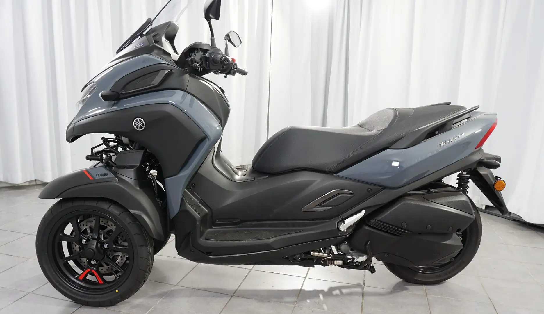 Yamaha TriCity 300 2025 Autoführerschein der Klasse 3 bzw. B Gris - 1