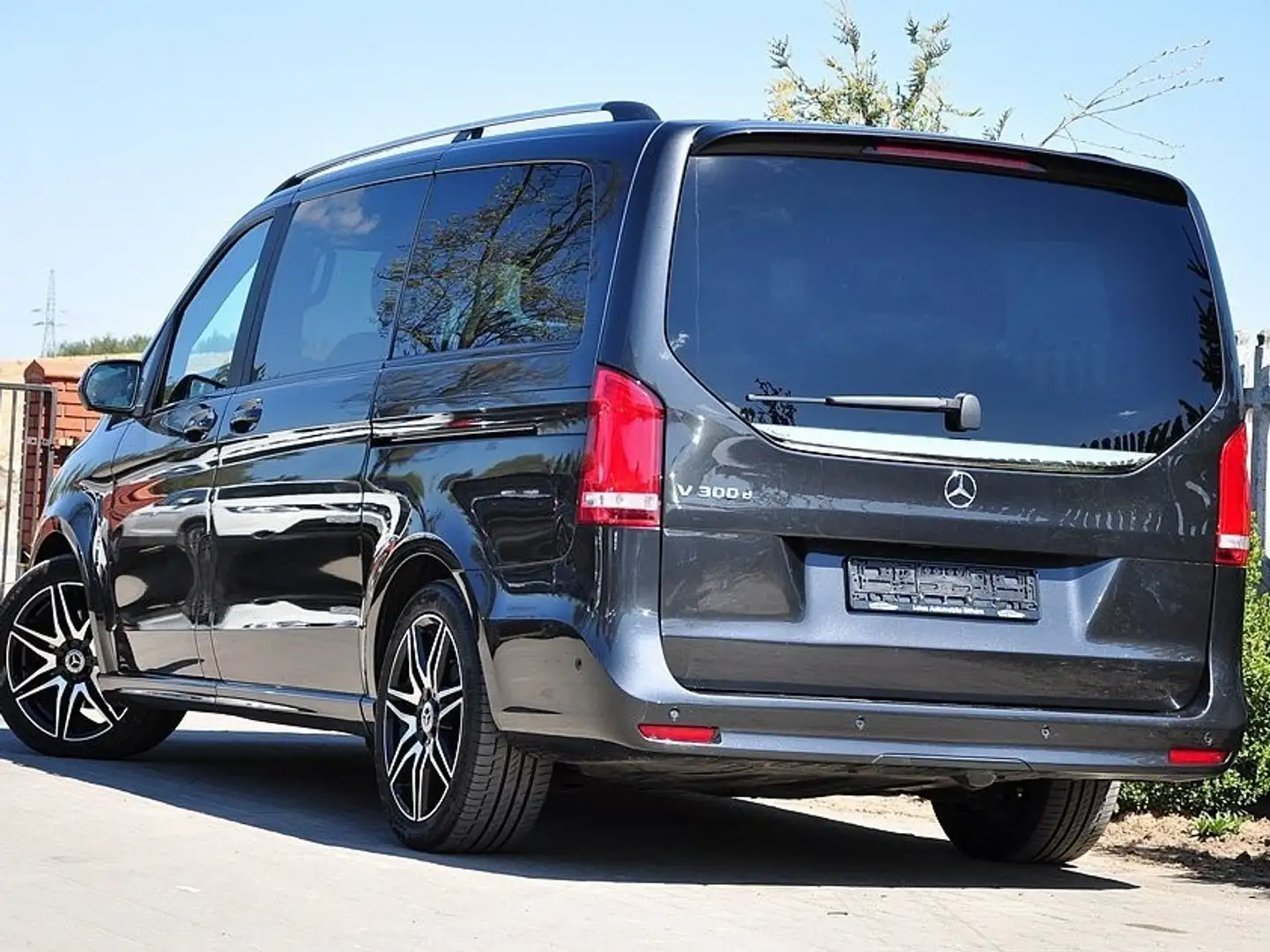 Mercedes-Benz V 300 d AMG Line Grijs - 2