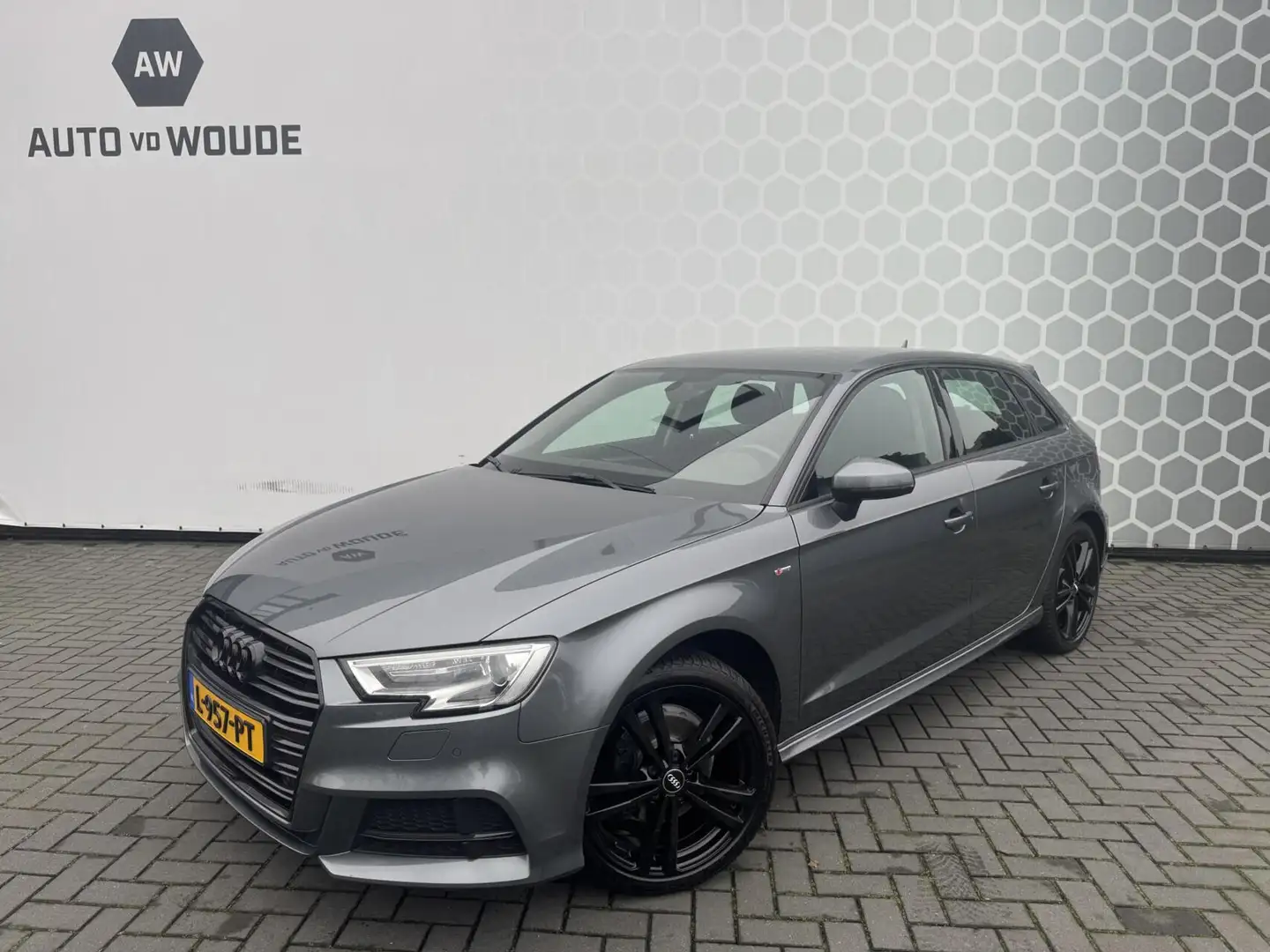 Audi A3 Sportback 1.5 TFSI CoD Sport S Line Edition Grau - 2
