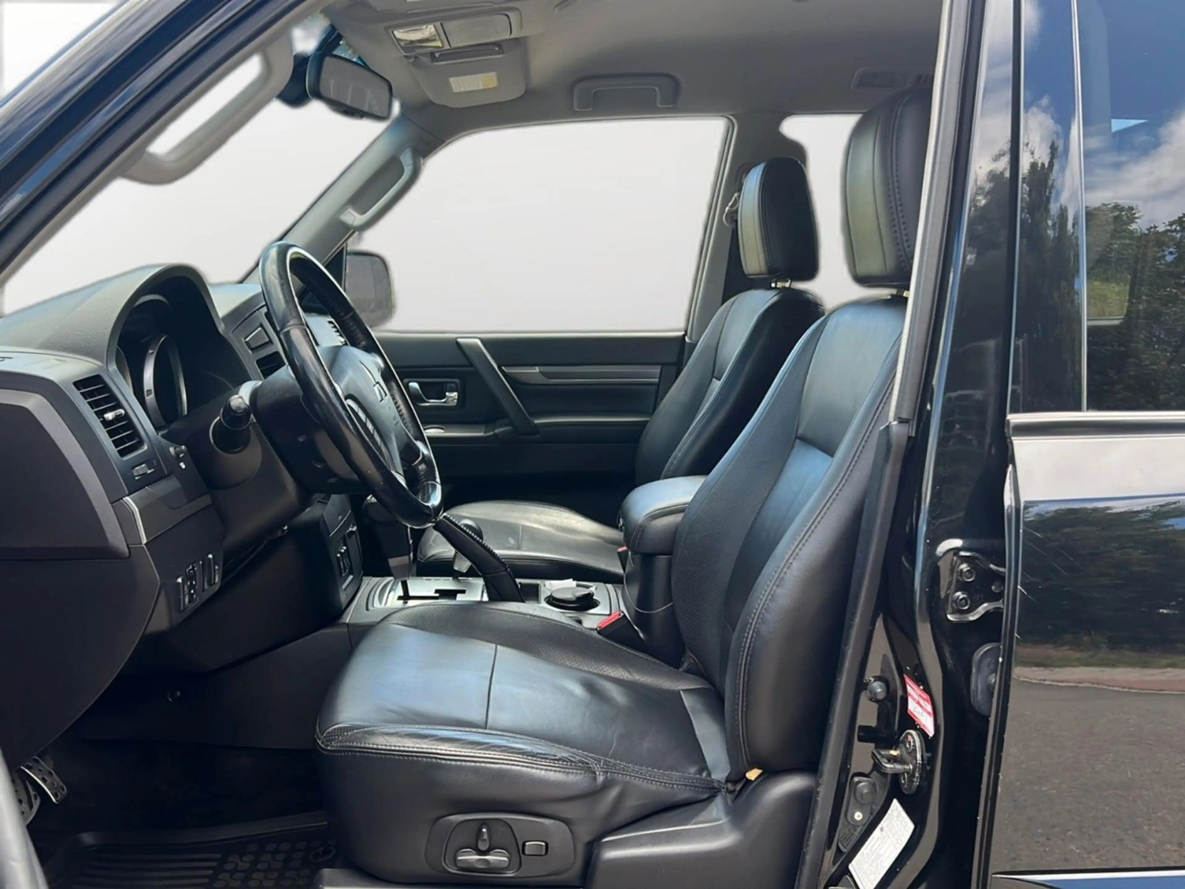 Mitsubishi Pajero 3.2 DI-D Intense*NUR 120TKM*AHK-3.3T*SHZ* — photo 10