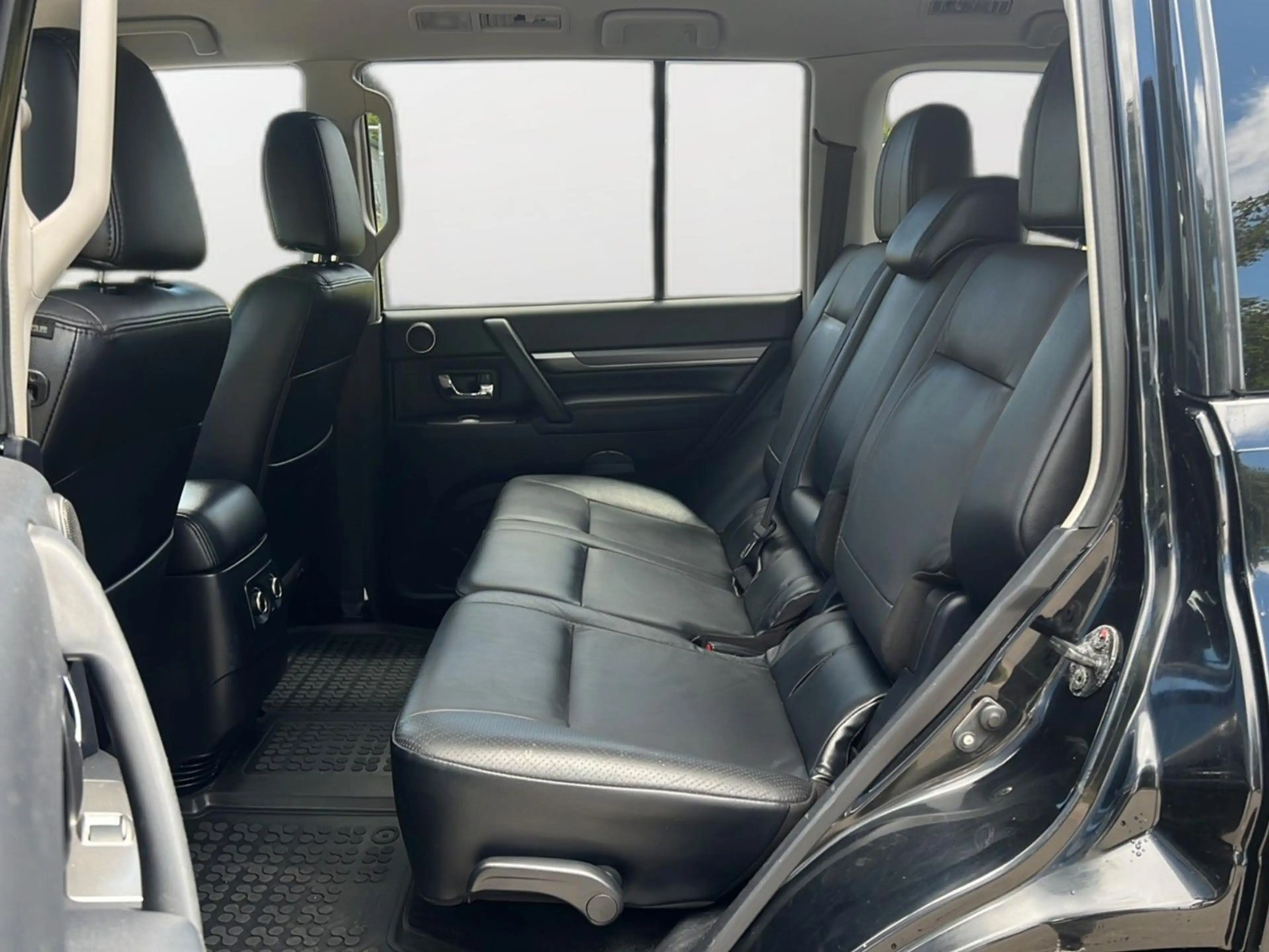 Mitsubishi Pajero 3.2 DI-D Intense*NUR 120TKM*AHK-3.3T*SHZ* — photo 11