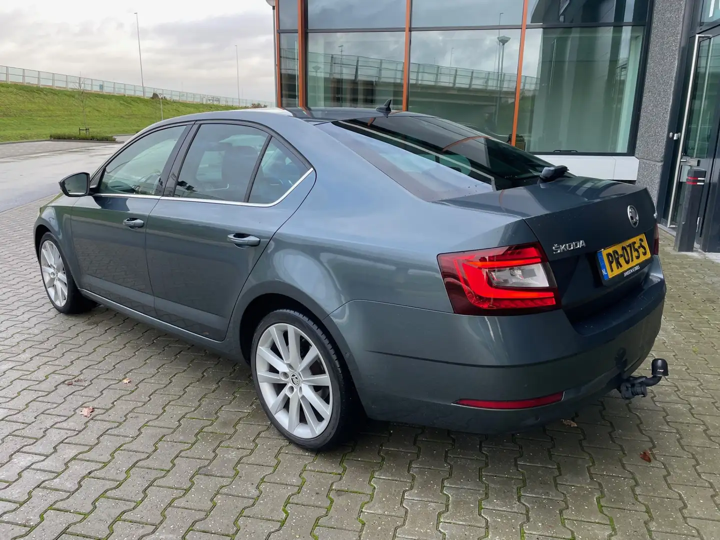 Skoda Octavia 1.0 TSI AUT Style Business LED I Elec.stoelen+mem Grijs - 2