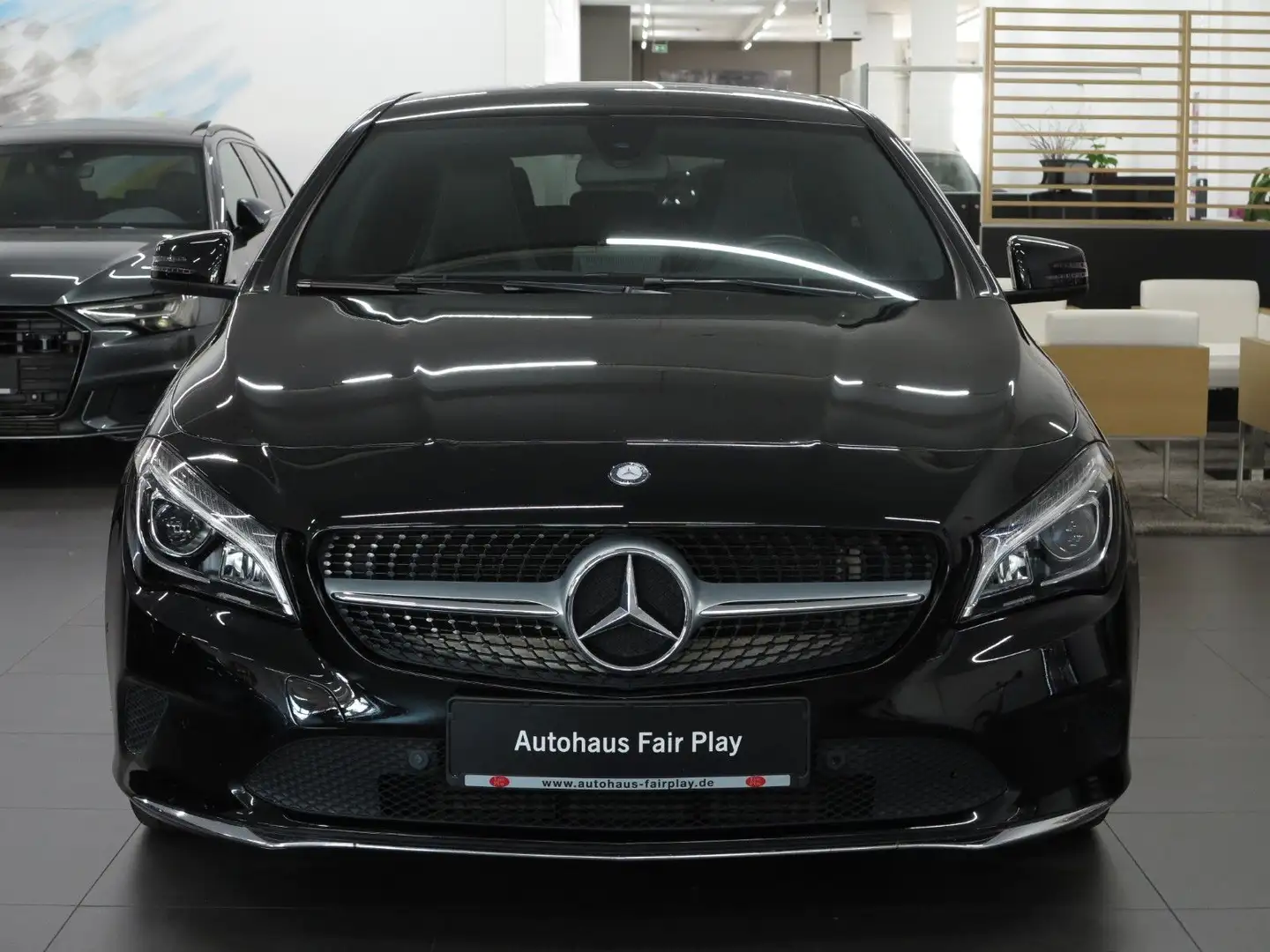 Mercedes-Benz CLA 200 Aut/1.HAND/UNFALLFREI/LED Negro - 2