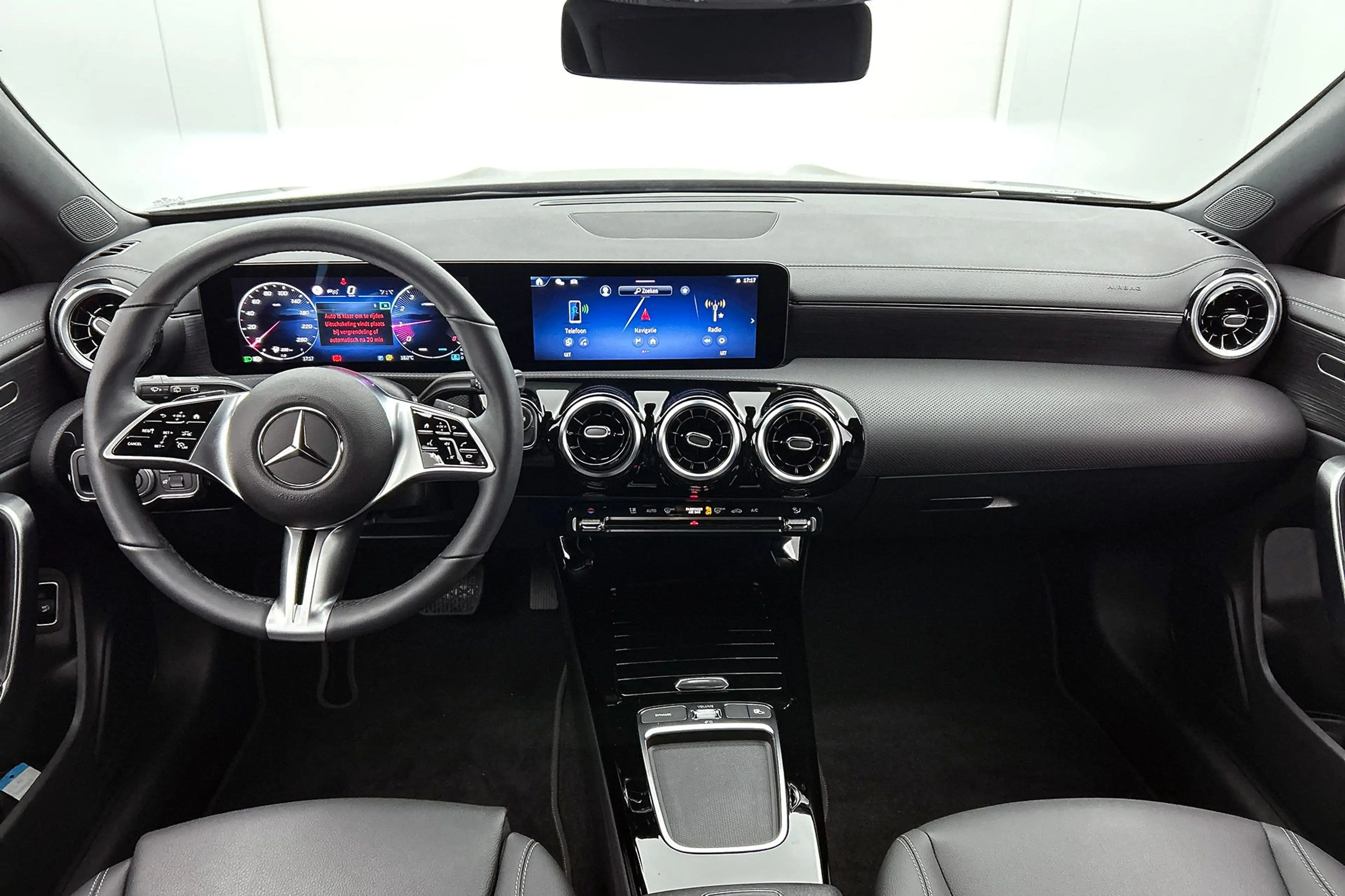 Mercedes-Benz CLA 180 Shooting Brake Business Solution 18", stuur- en st — photo 21