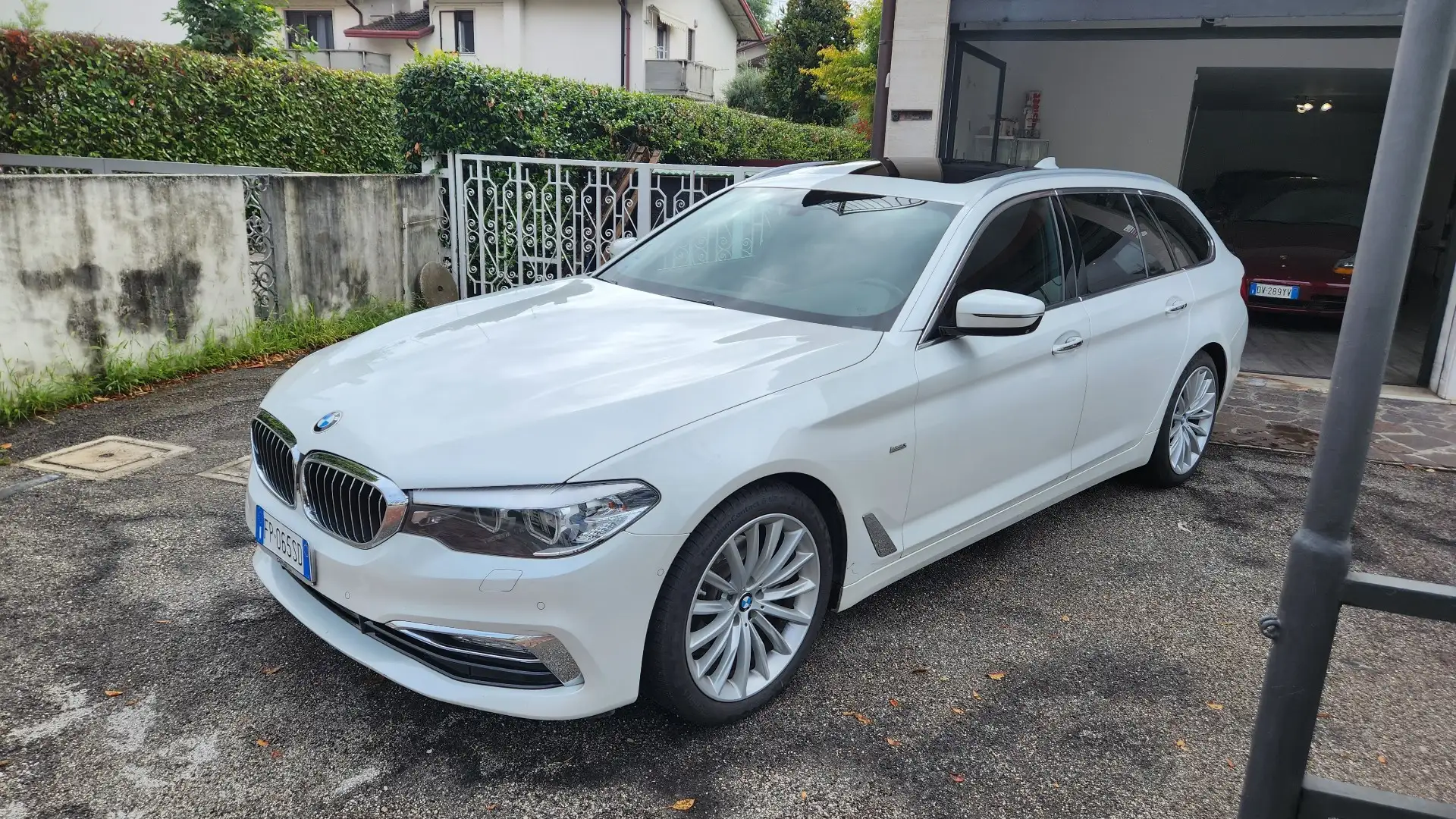 BMW 520 520d Touring Luxury auto TETTO PELLE TELECAMERA360 - 1