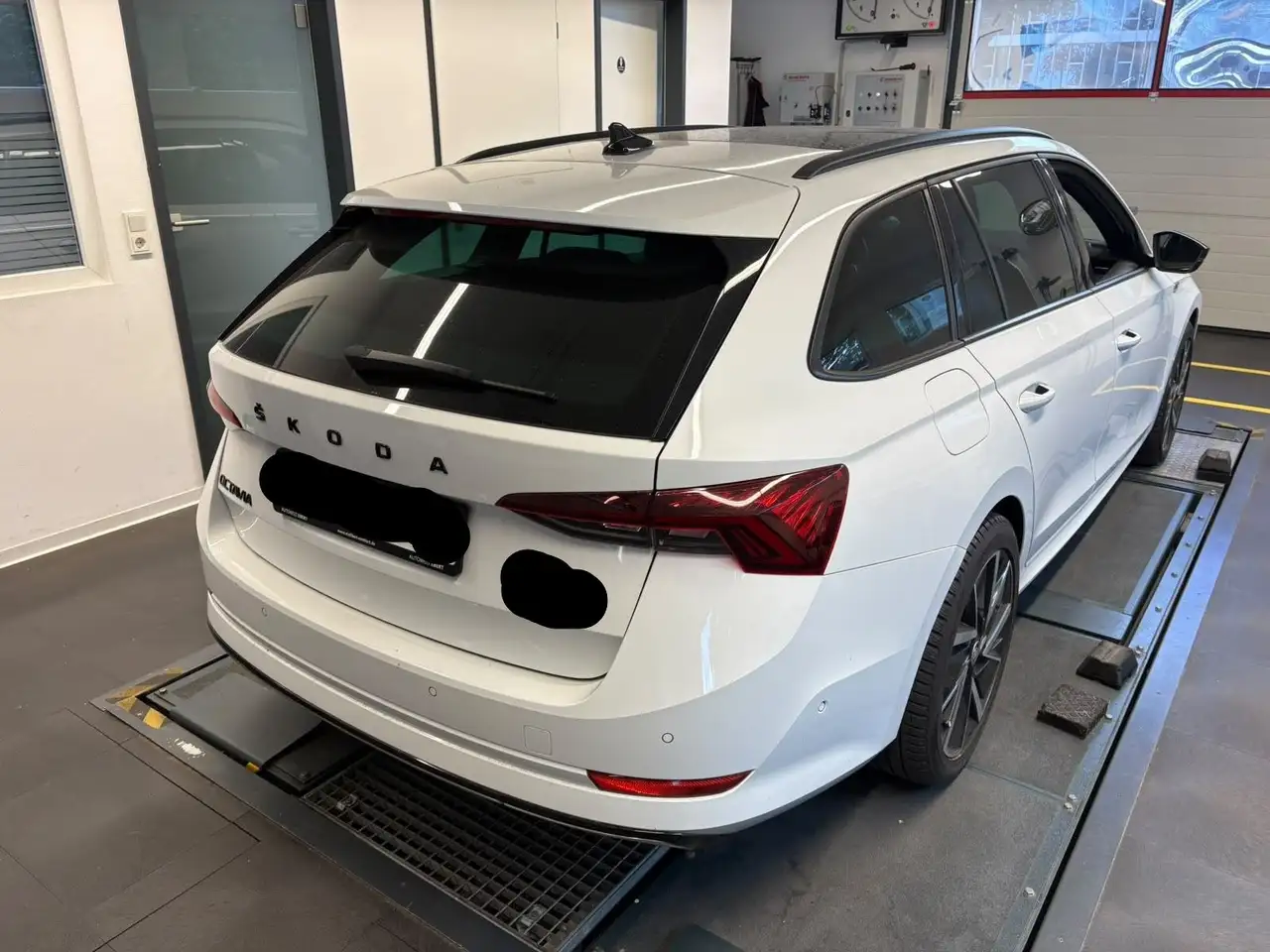 Skoda Octavia Combi 2.0 TDI DSG Sportline 4x4/PANO/ACC, миниатюра 2