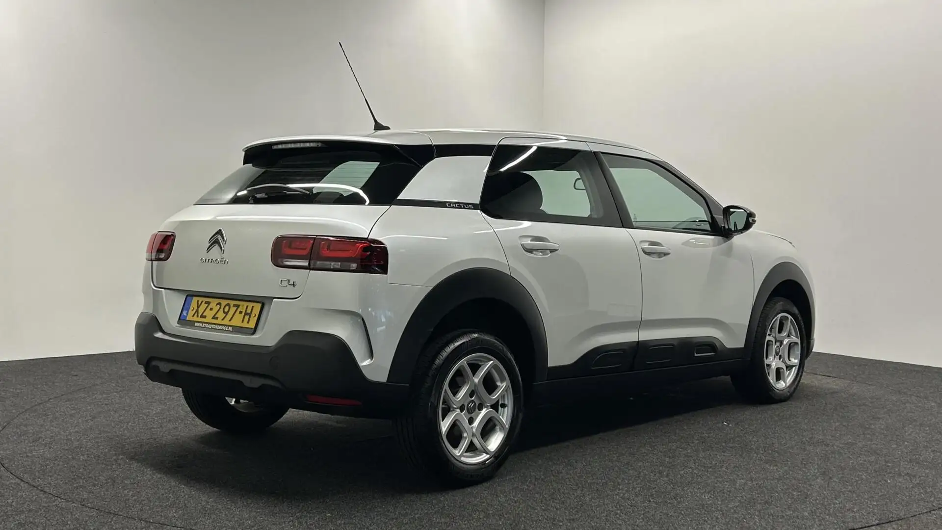 Citroen C4 Cactus 1.2 PureTech Shine NAVI CRUISE CARPLAY ECC LM. Blanc - 2