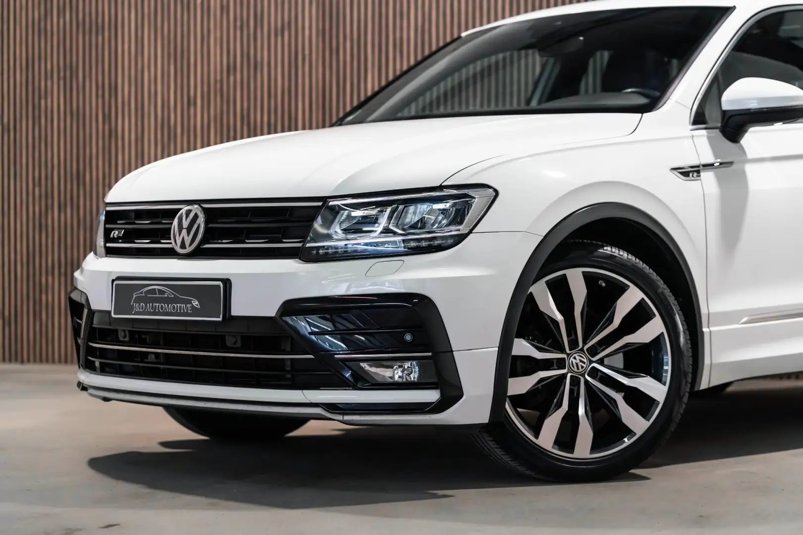 Volkswagen Tiguan 2.0 TSI 4Motion R-Line DSG PDC PANO Wit - 2