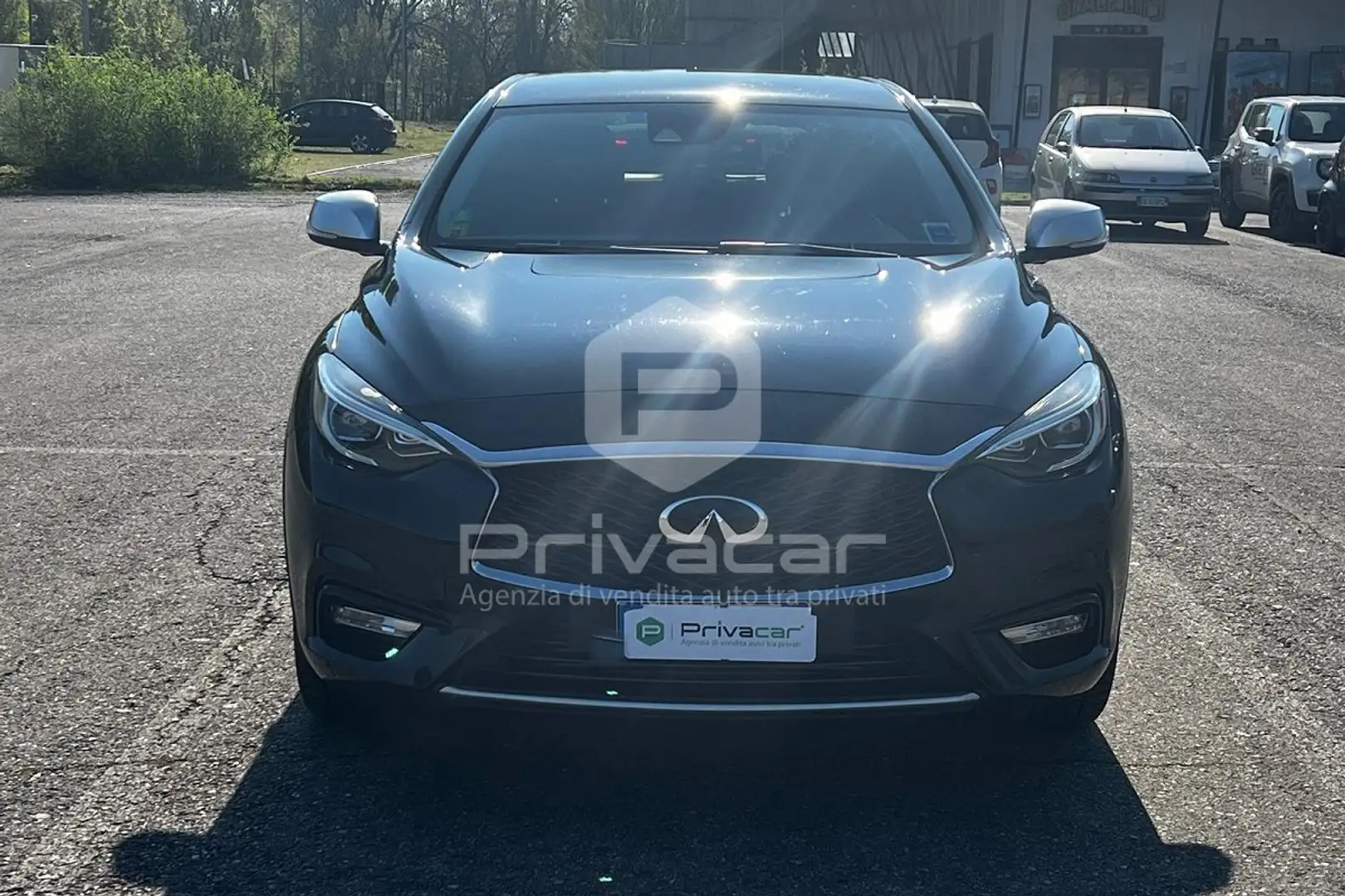 Infiniti Q30 1.5 diesel DCT Premium Schwarz - 2