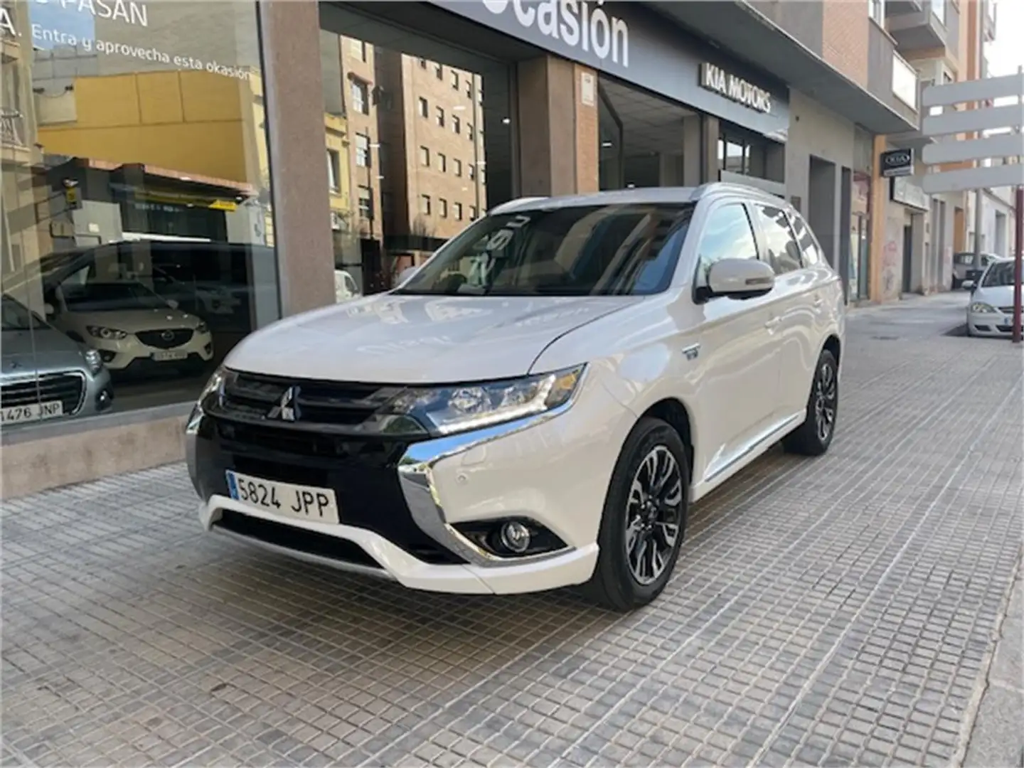 Mitsubishi Outlander 2.0 PHEV Kaiteki Auto 4WD - 1