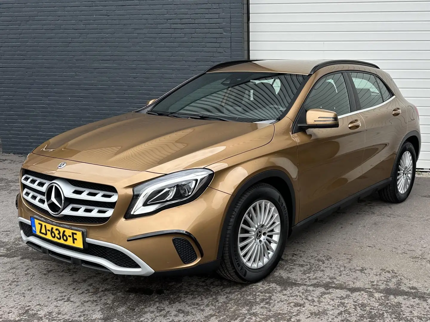 Mercedes-Benz GLA 180 d Premium Plus LEDER/CRUISE/CLIMA/CAMERA Jaune - 2