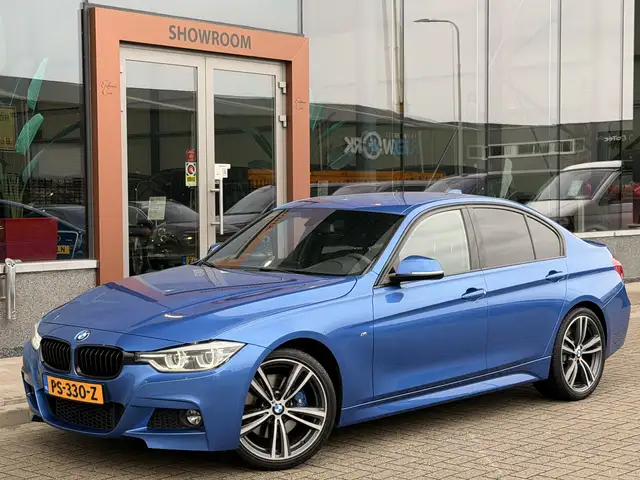 BMW 3 Series view 3
