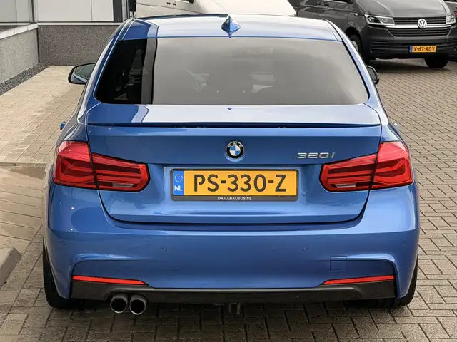 BMW 3 Series view 16