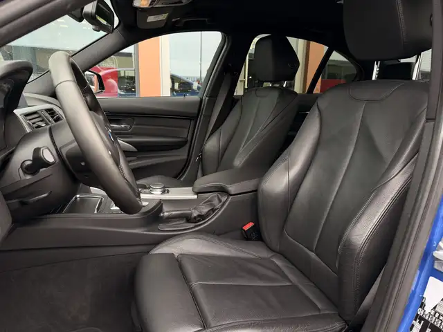 BMW 3 Series view 4