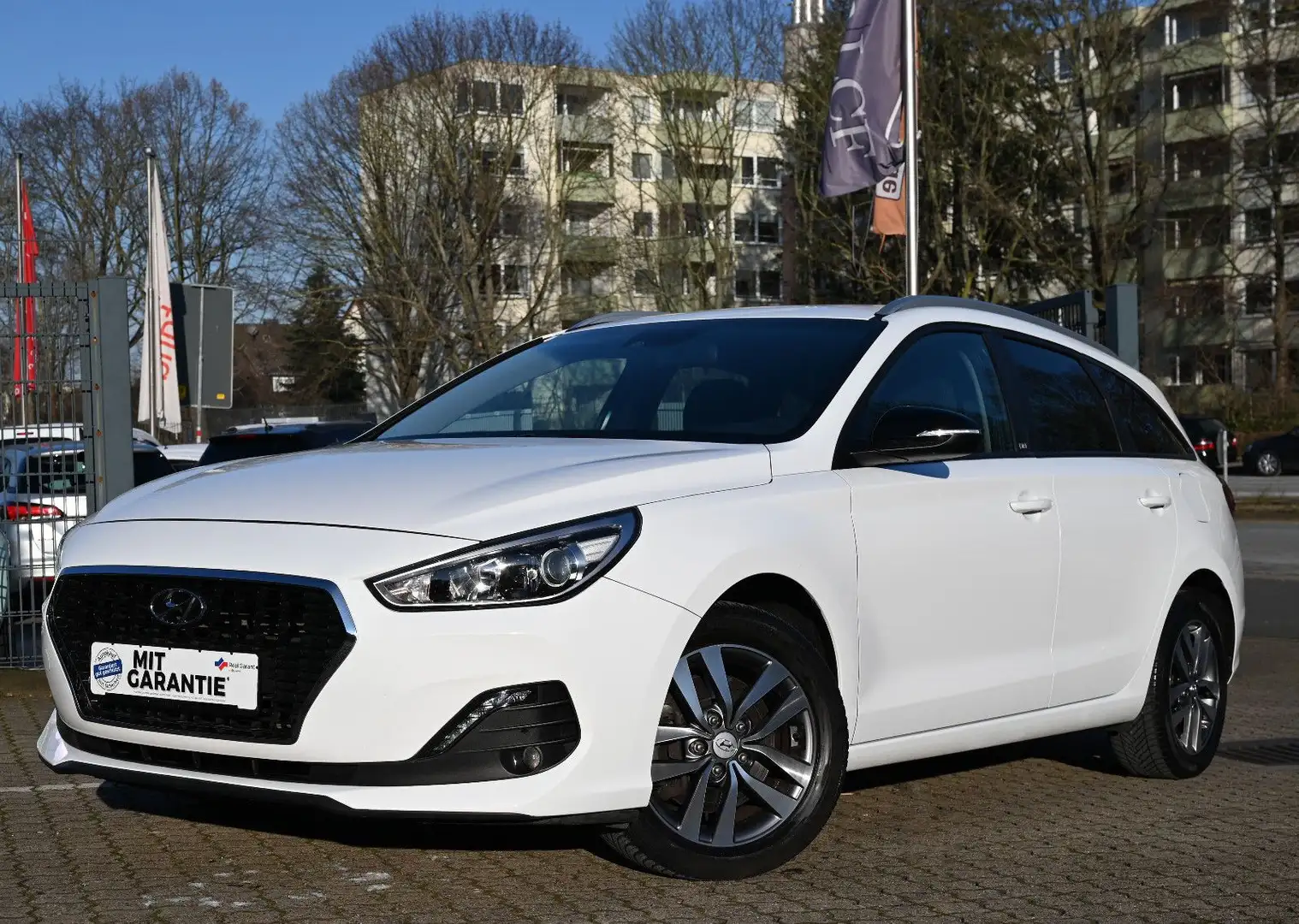Hyundai i30 YES! 1.4 Navi Sitz/Lenkradhz CAM DAB+ Spurh. Weiß - 1