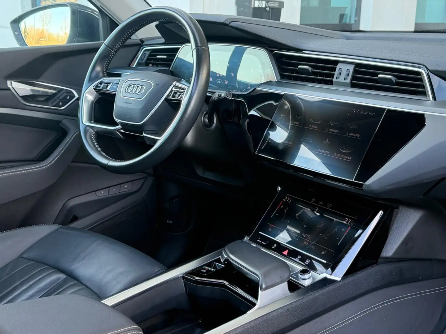 Audi e-tron 50 quattro Business edition Plus 71 kWh, panoramad Grau - 2