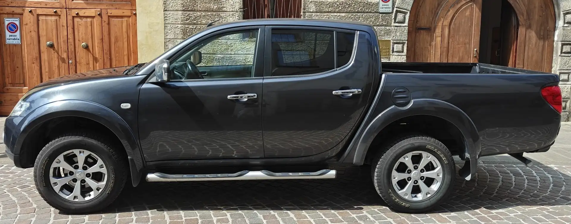 Mitsubishi L200 D.cab 2.5 di-d Intense Plus 178cv LUXURY PACK Gris - 1