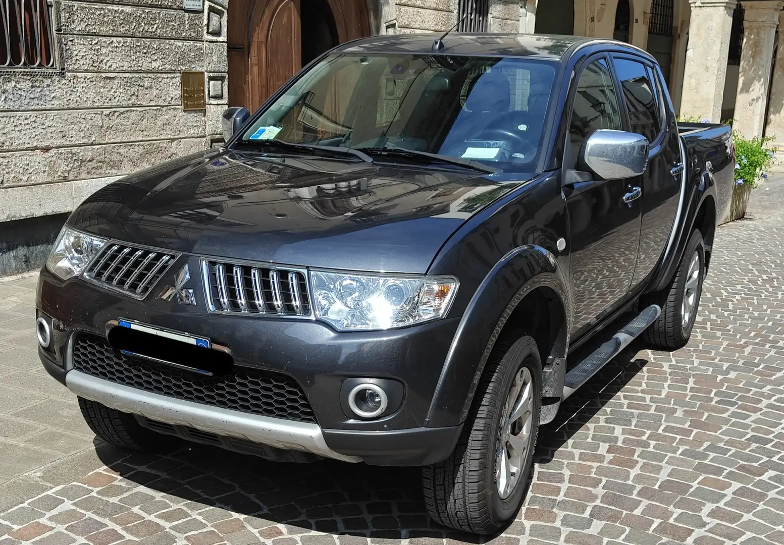 Mitsubishi L200 D.cab 2.5 di-d Intense Plus 178cv LUXURY PACK Gris - 2
