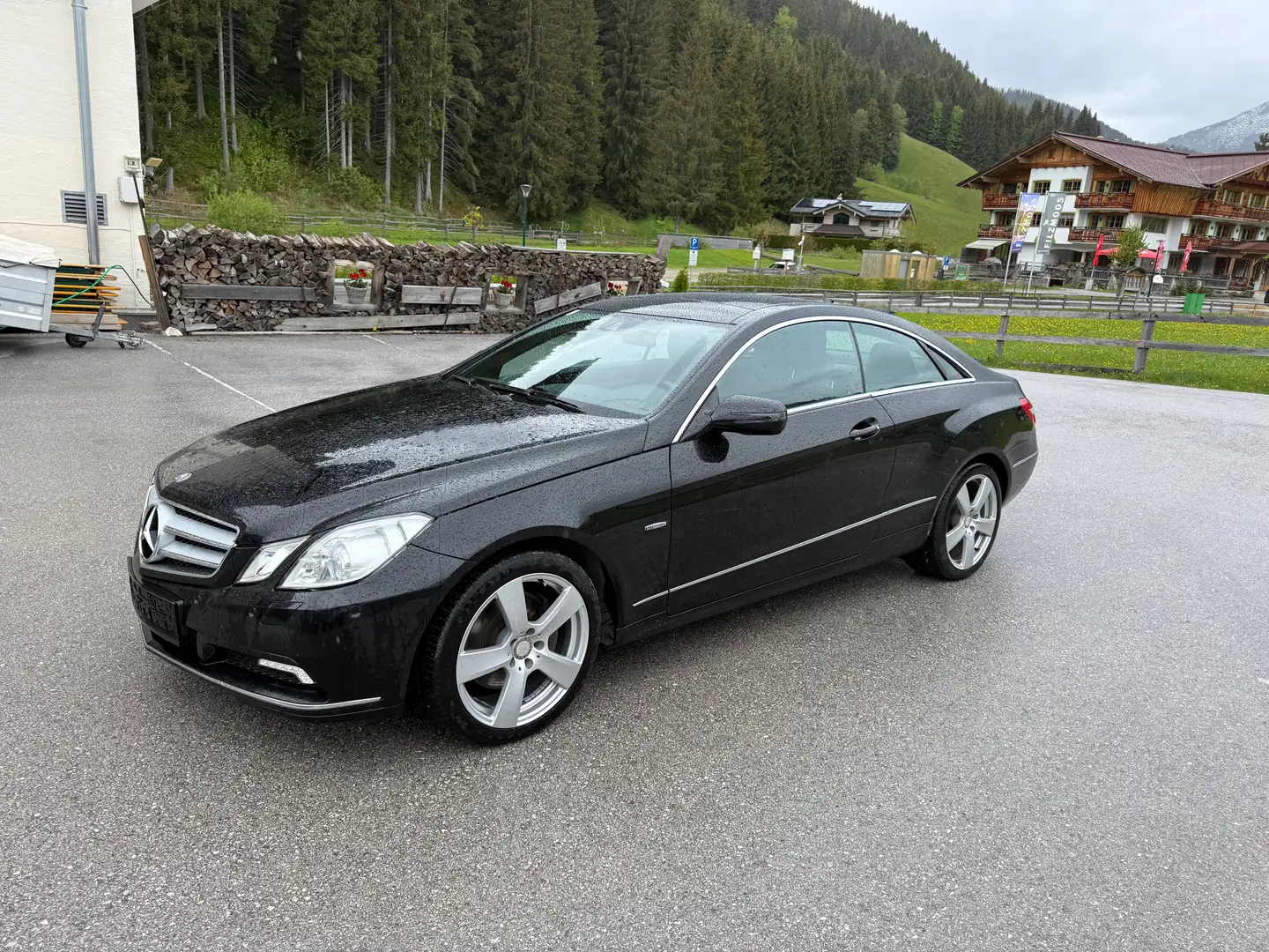 Mercedes-Benz E 350 E 350 CGI BlueEfficiency Aut. Schwarz - 1