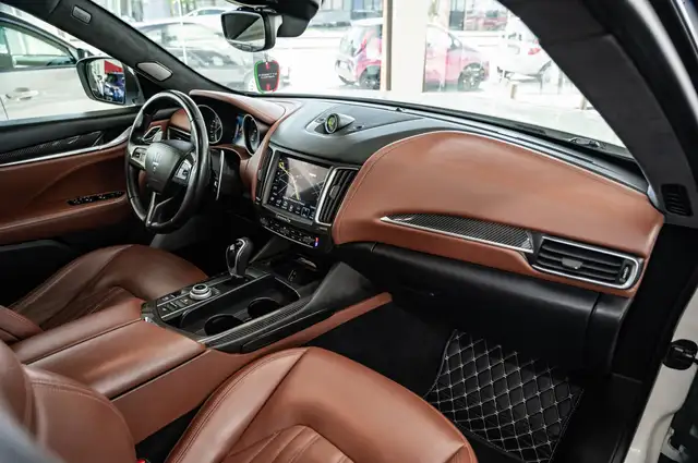 Maserati Levante view 11