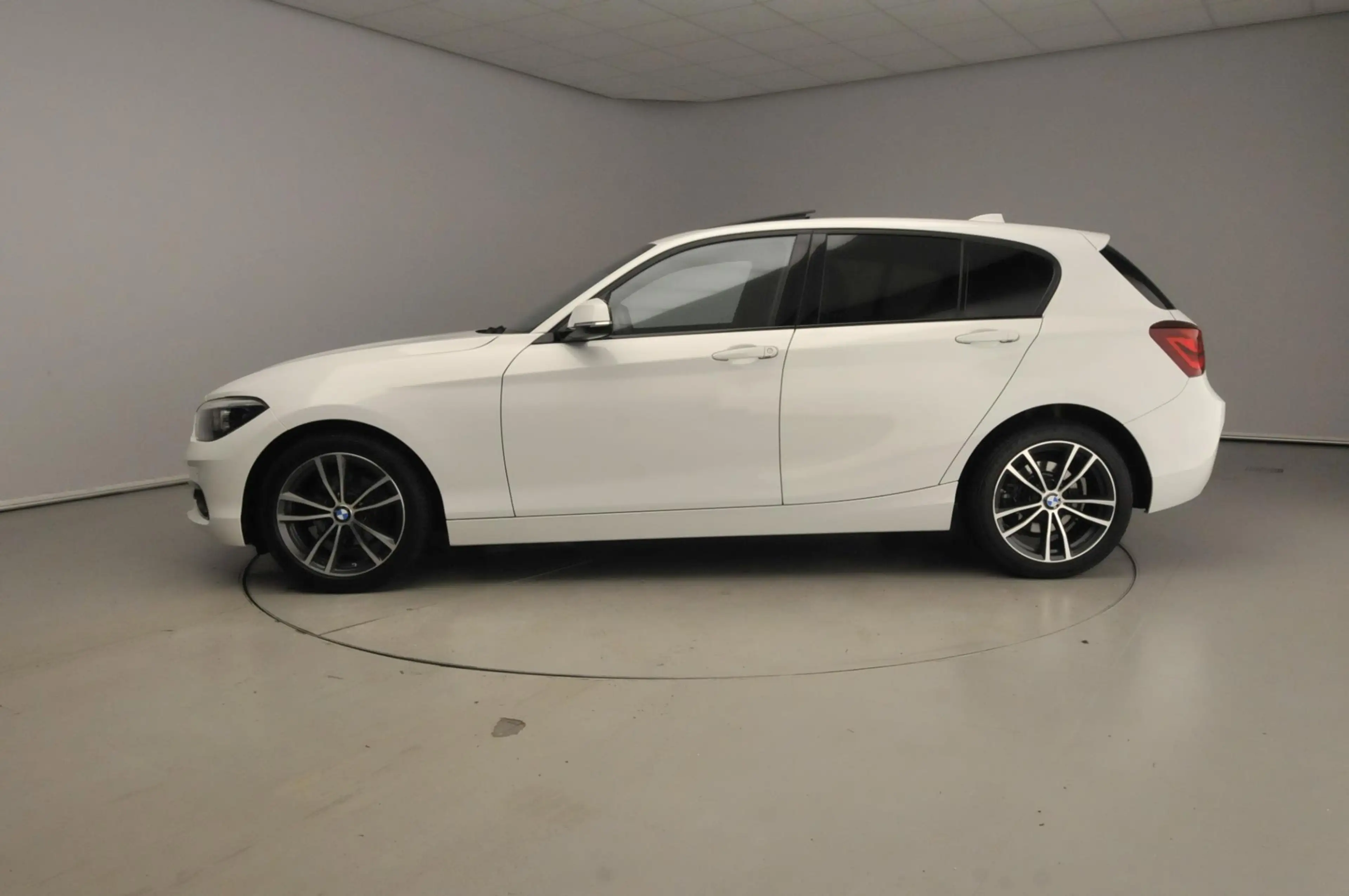 BMW 118 1 Serie 5-deurs 118i Automaat / Schuifdak / Getint — photo 2