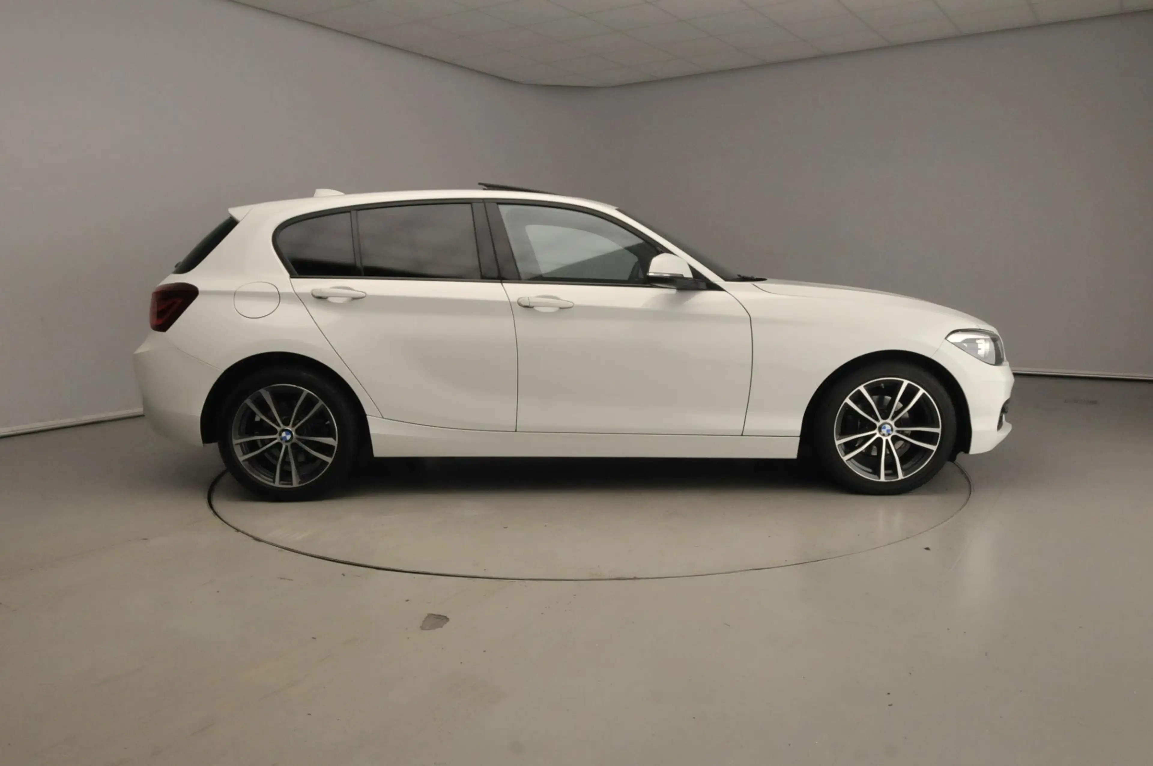 BMW 118 1 Serie 5-deurs 118i Automaat / Schuifdak / Getint — photo 4
