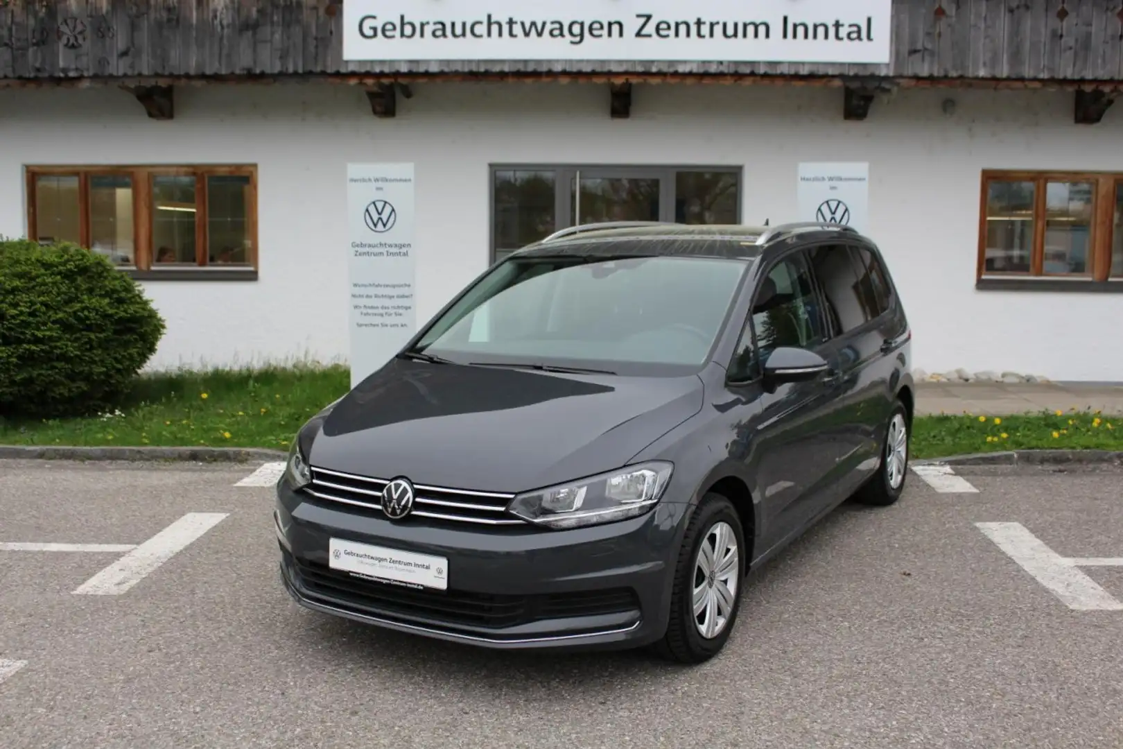 Volkswagen Touran 7-Sitzer 1,5 TSI Active DSG (Navi,RearView) Klima Grey - 2