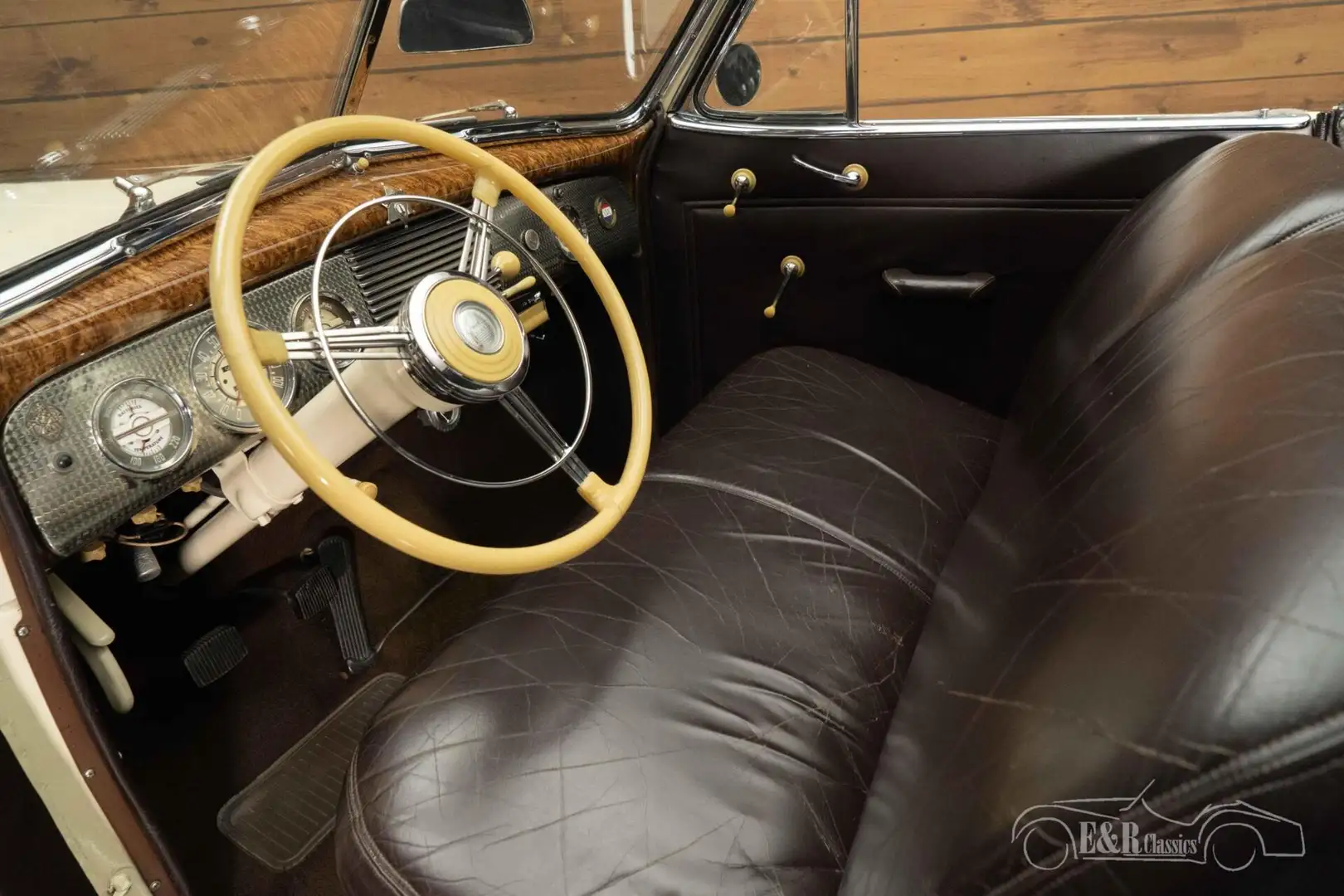 Buick Special Eight Cabriolet | 1940 Beige - 2