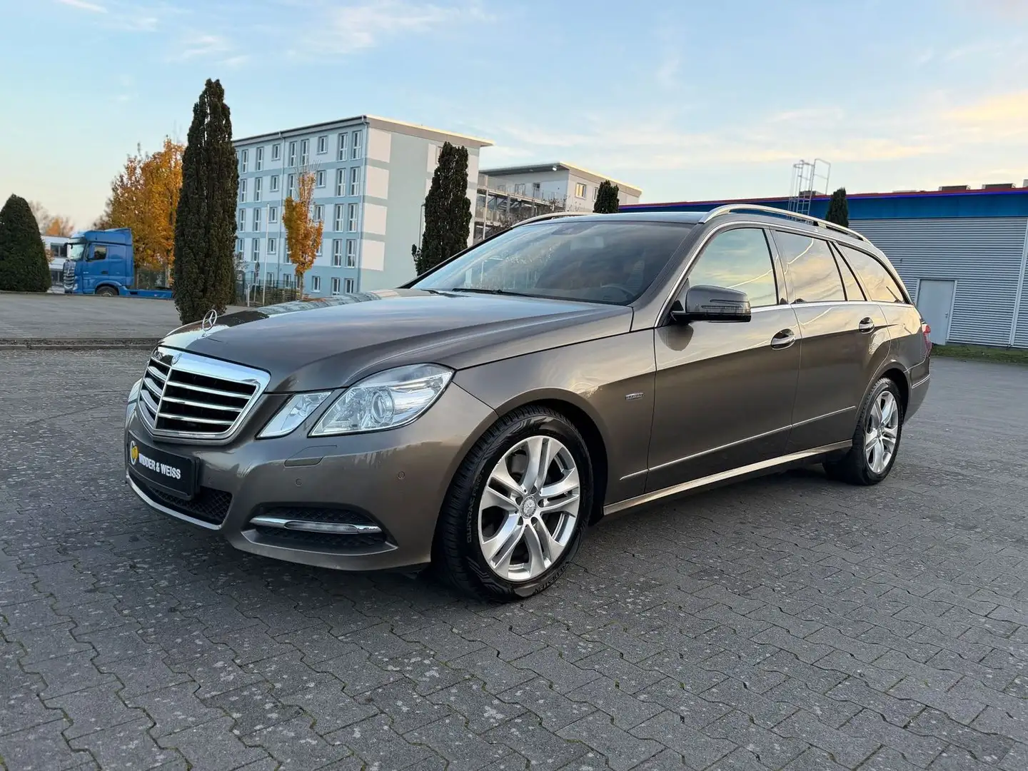 Mercedes-Benz E 350 CDI 4Matic AUTOMATIK/NAVI/XENON/LEDER/AHK Grau - 1