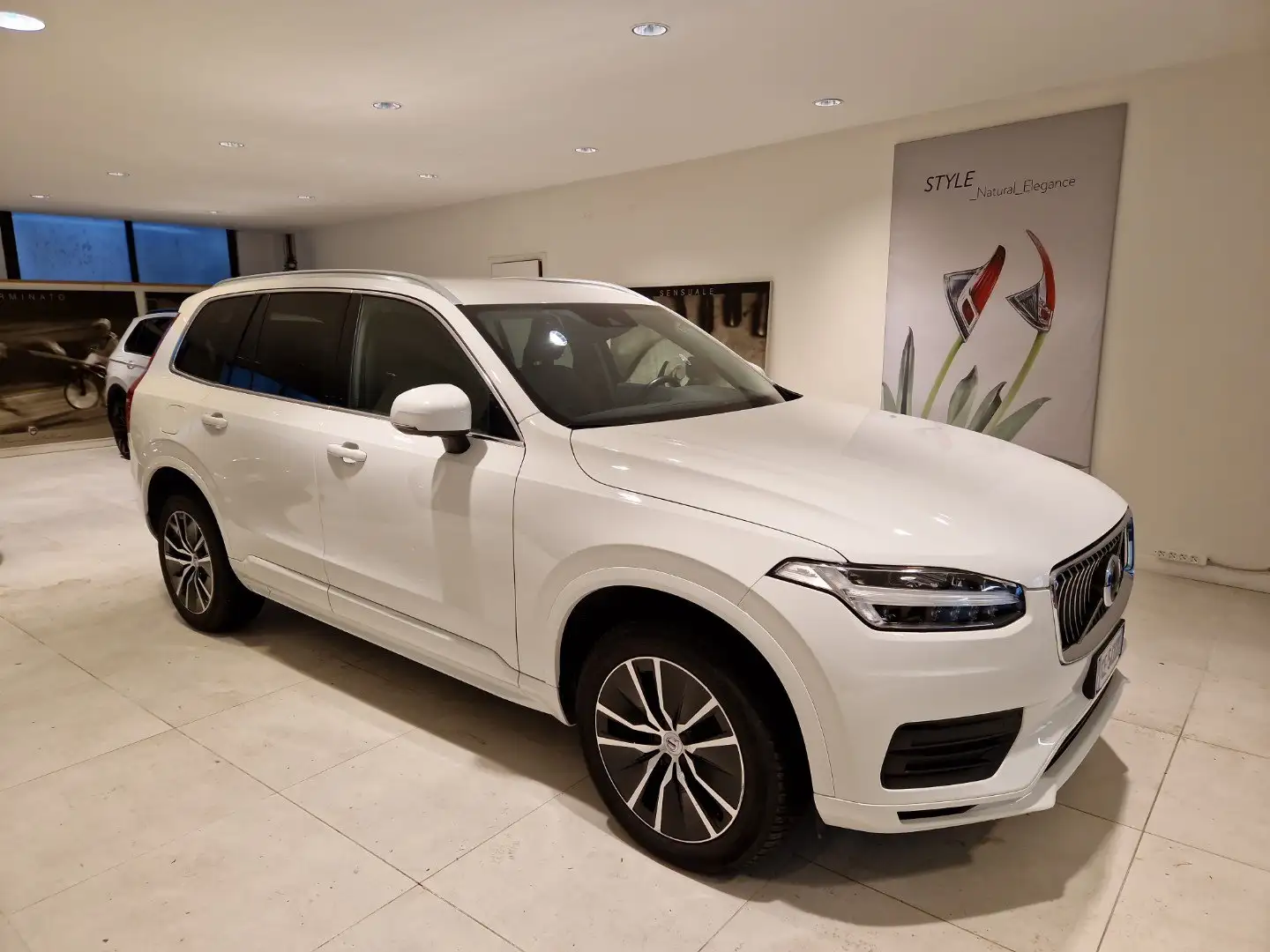 Volvo XC90 B5 (d) 235cv AWD auto 7posti Momentum Pelle Blis Bianco - 2