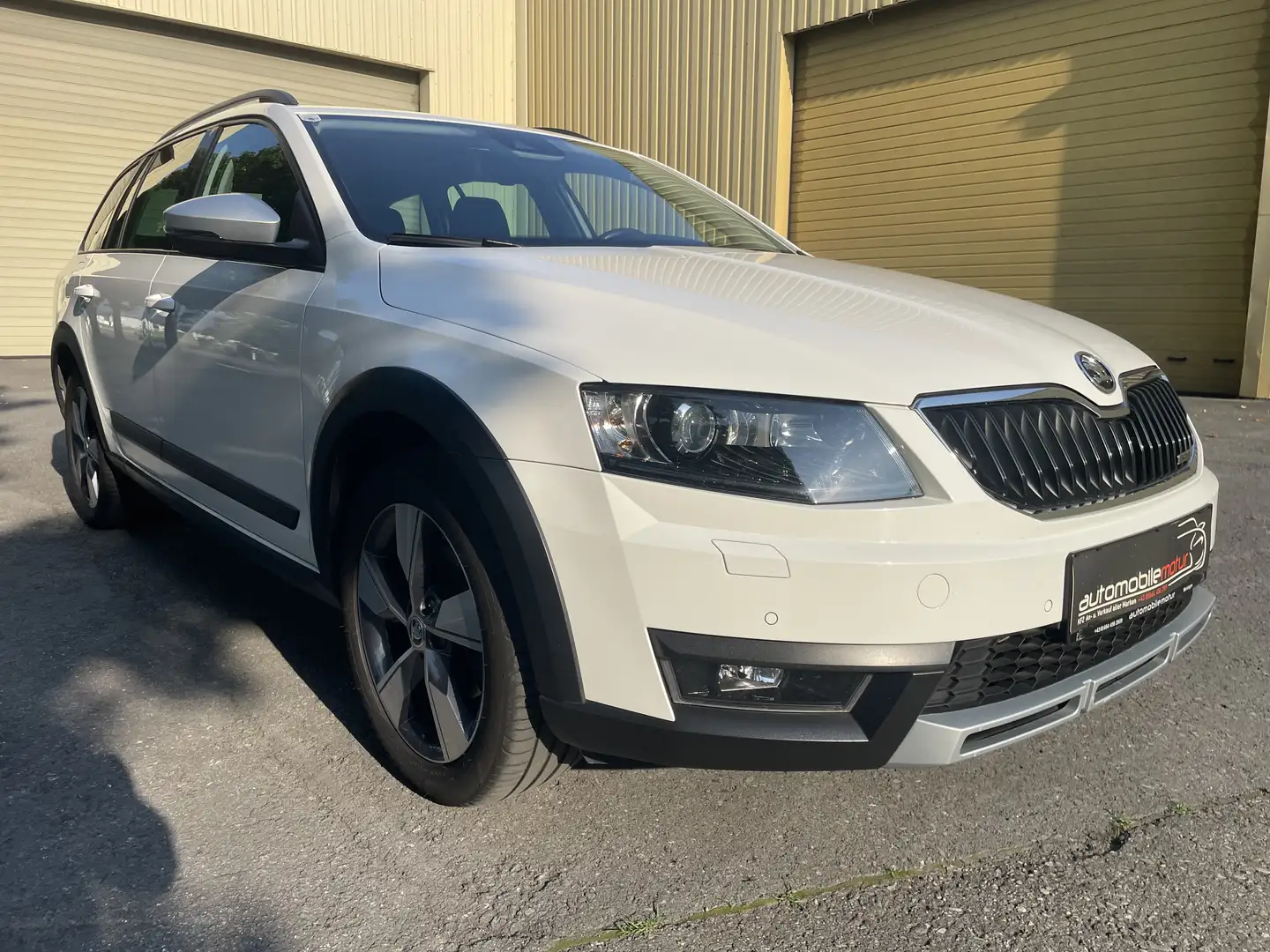 Skoda Octavia Combi 2,0 TDI 4x4 Scout Weiß - 2