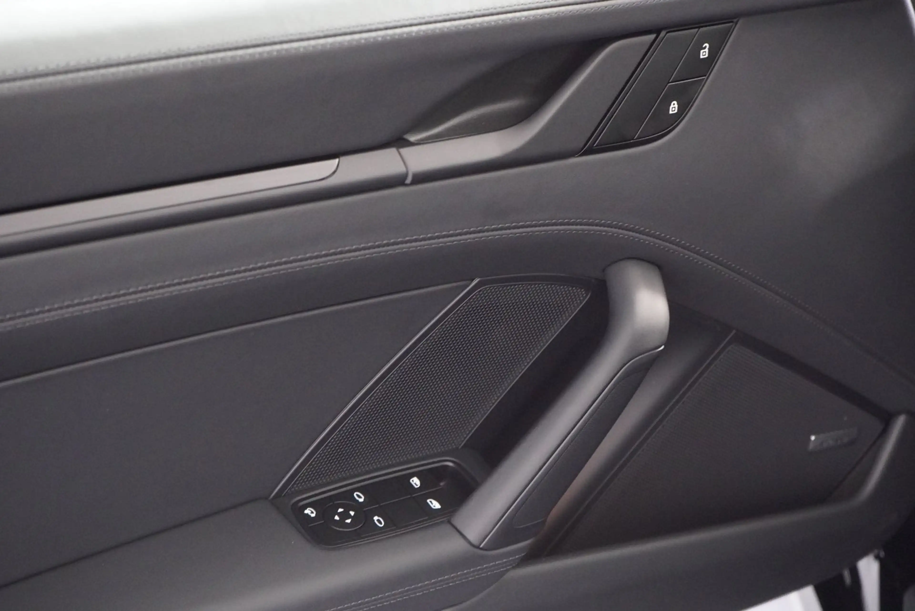 Porsche 911 Carrera 4S — photo 11