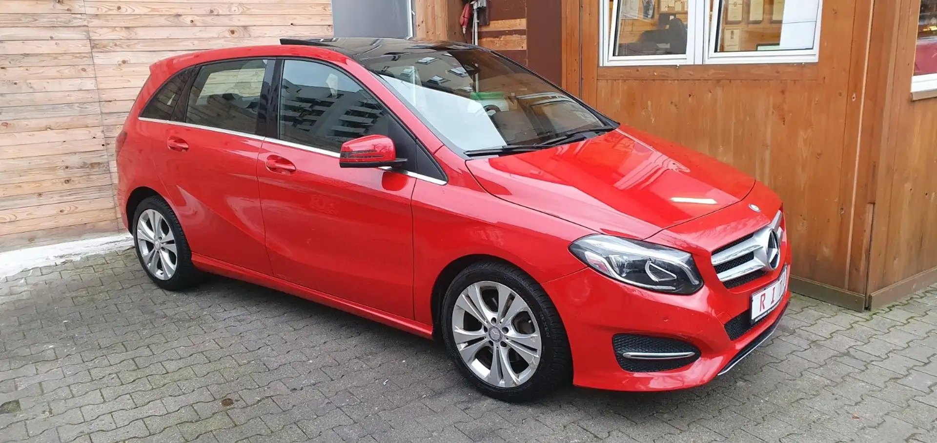 Mercedes-Benz B 200 Panorama-Schiebedach, Kamera, Navi Red - 2
