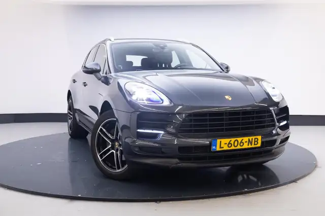 Porsche Macan view 3