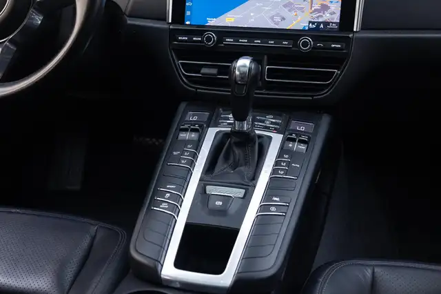 Porsche Macan view 8