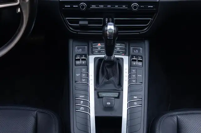Porsche Macan view 9