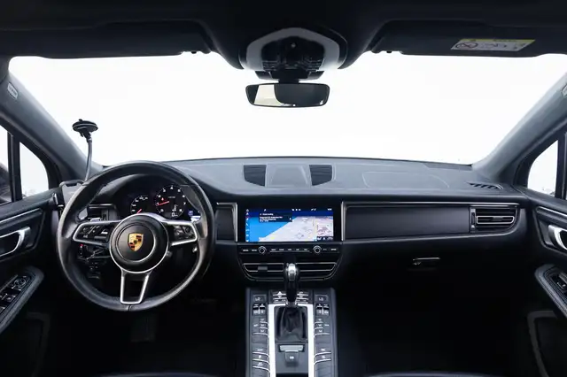 Porsche Macan view 4